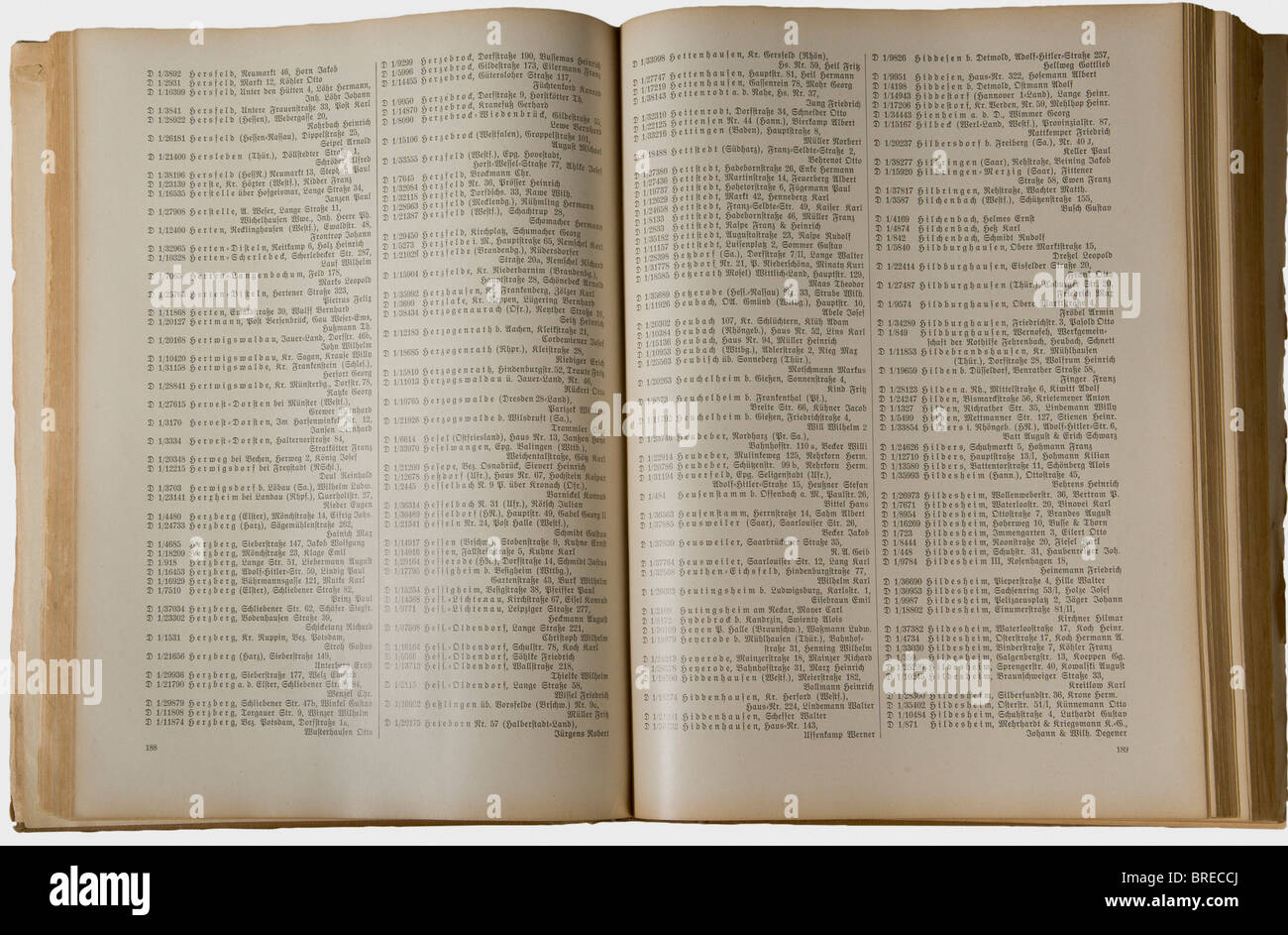 Un manual del 'Reichszeugmeisterei', edición de 1935 con addendum que data del 1 de octubre de 1935 Directorio Completo con los números de admisión y direcciones de todos los fabricantes con licencia y puntos de venta del 'Reichszeugmeisterei'. 820 páginas, divididas en subsecciones, por ejemplo 'W' (lana), 'M' (metal), 'V' (Verkauf/venta), etc. se dividen en grupos, es decir 'M 1' (insignias metálicas), 'M 4' (cierres de banda) y el número individual de los fabricantes enumerados según sus direcciones, es decir 'M 1/52' (Munich, Wirchstraße 87, 'M 1/25) (Múnich, María, Foto de stock