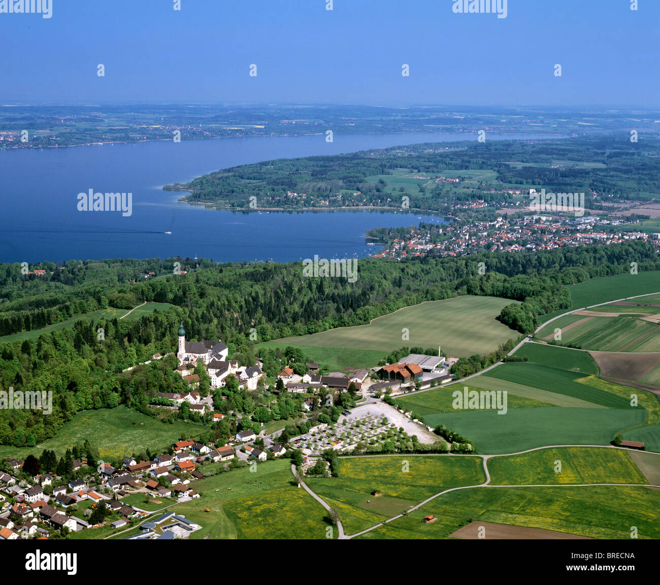 Kloster Andechs monasterio, lugar de peregrinación, Herrsching, el lago Ammersee, la Alta Baviera, Alemania, Europa, vista aérea Foto de stock