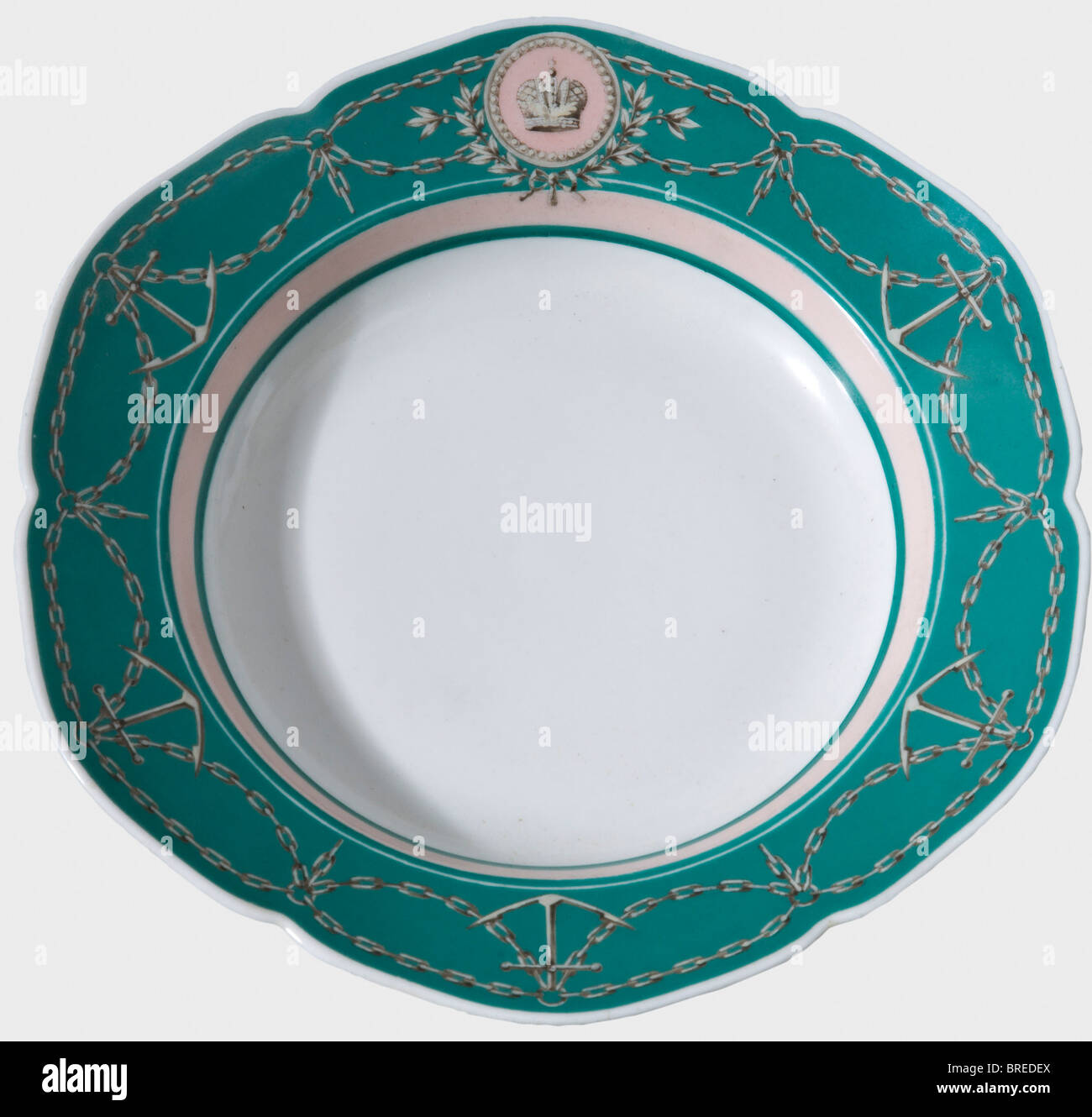 Un plato de sopa del servicio de yates del Zar Alexander II, fábrica de  porcelana imperial rusa de San Petersburgo blanca, porcelana vidriada, con  decoración pintada a mano en color verde y