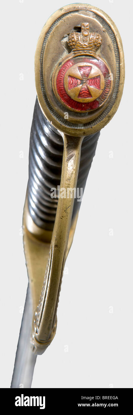 Una shashqa modelo 1909 de Santa Ana, para el bravy la parte posterior de la hoja marcada en cirílico 'Zlat. O Bien. Fabr.', en el reverso un águila de doble cabeza, en el lado contrario el cifrado coronado 'N II', en el ricasso marcado 'P' y 'CH'. Empuñadura de latón con restos de dorado y la inscripción 'Für Tapferkeit' (Para Bravura), en el casquillo de bommel pequeña Marca 'Sch. S.' (Schaaf und Söhne), y una medalla aplicada de Santa Ana (esmalte dañado). Empuñadura de madera oscura. Vaina de cuero con accesorios de latón, marcado 'IM'. Longitud 90 cm. Histórico, histórico, 1900, siglo 20, empuje, Foto de stock