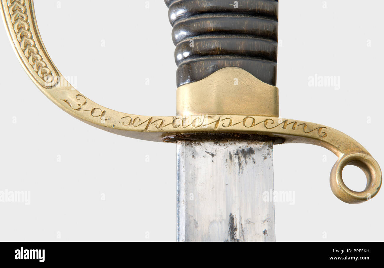Una shashqa modelo 1909 de Santa Ana, para el bravy la parte posterior de la hoja marcada en cirílico 'Zlat. O Bien. Fabr.', en el reverso un águila de doble cabeza, en el lado contrario el cifrado coronado 'N II', en el ricasso marcado 'P' y 'CH'. Empuñadura de latón con restos de dorado y la inscripción 'Für Tapferkeit' (Para Bravura), en el casquillo de bommel pequeña Marca 'Sch. S.' (Schaaf und Söhne), y una medalla aplicada de Santa Ana (esmalte dañado). Empuñadura de madera oscura. Vaina de cuero con accesorios de latón, marcado 'IM'. Longitud 90 cm. Histórico, histórico, 1900, siglo 20, empuje, Foto de stock