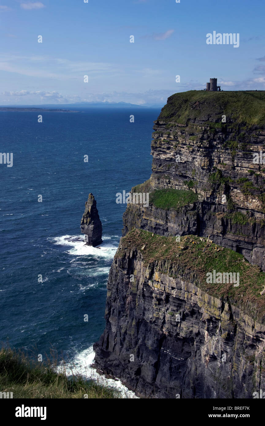 Los Acantilados de Moher y O'Brien Tower, el condado de Clare, Irlanda Foto de stock