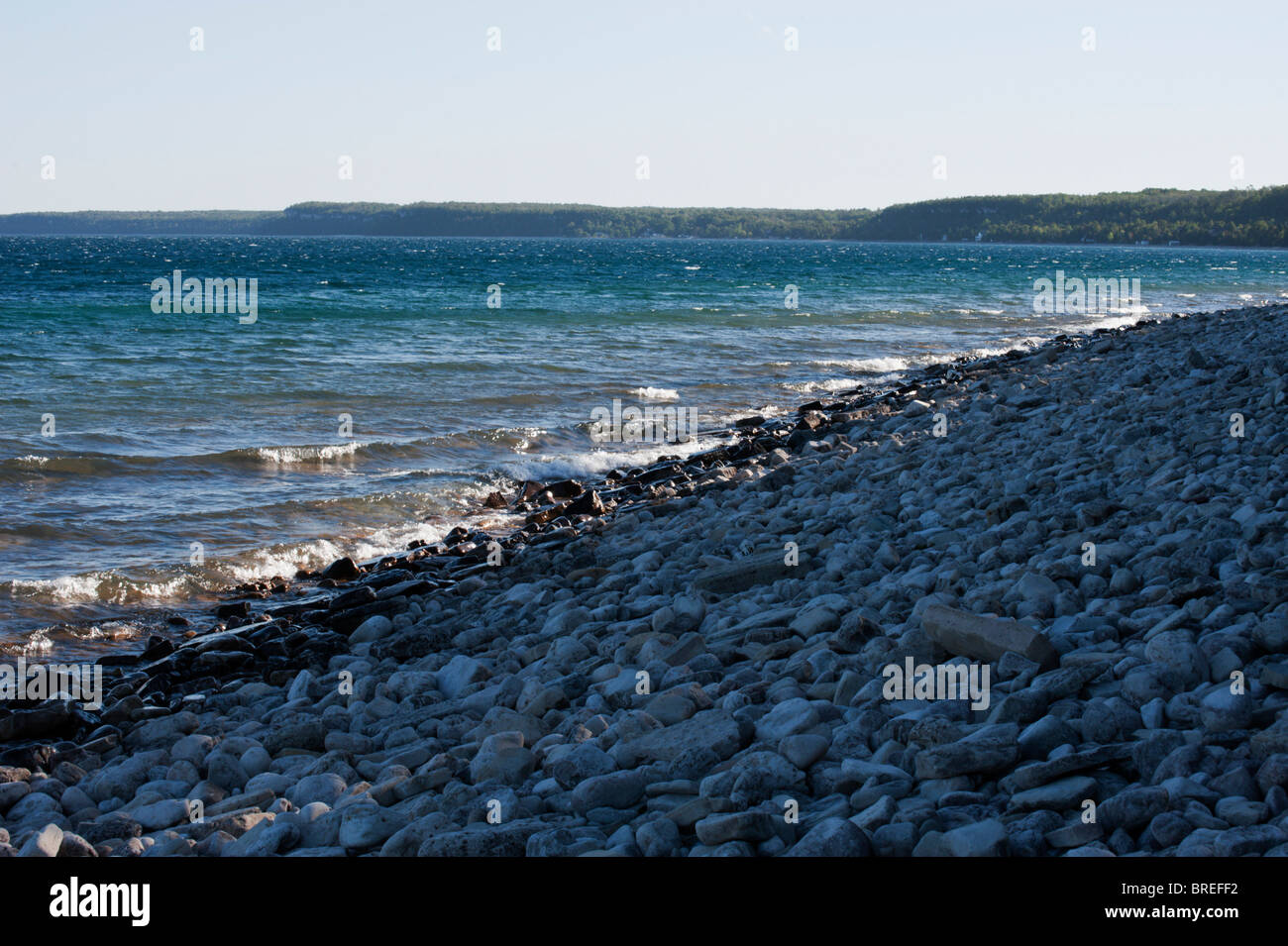 Olas de la Georgian Bay satisfacer las costas rocosas en Dyer's Bay en la península de Bruce. Foto de stock