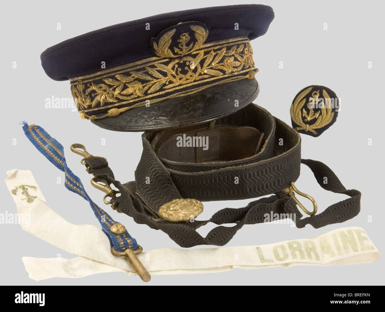 France 20ème Siècle, Casquette de méditin Général Maritime de deuxième  Classe, du modèle 1931. Tissu noir comportant un bandeau brodé de feuilles  de lauriers, Acres de marines et serpents en canetille d'Or,