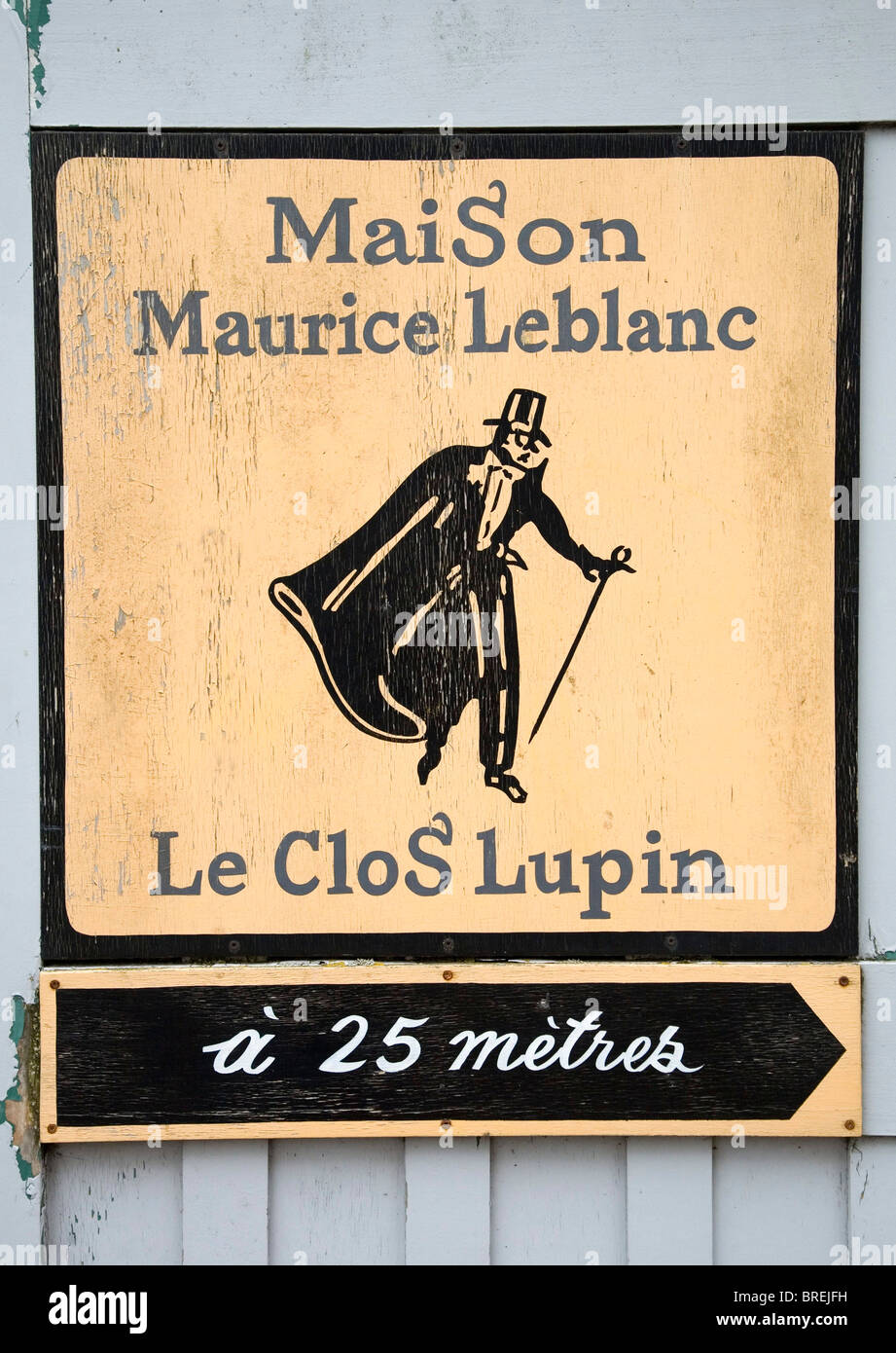 Signpost apuntando a la Casa de Maurice Leblanc en Etretat, Normandía, Francia, Europa Foto de stock