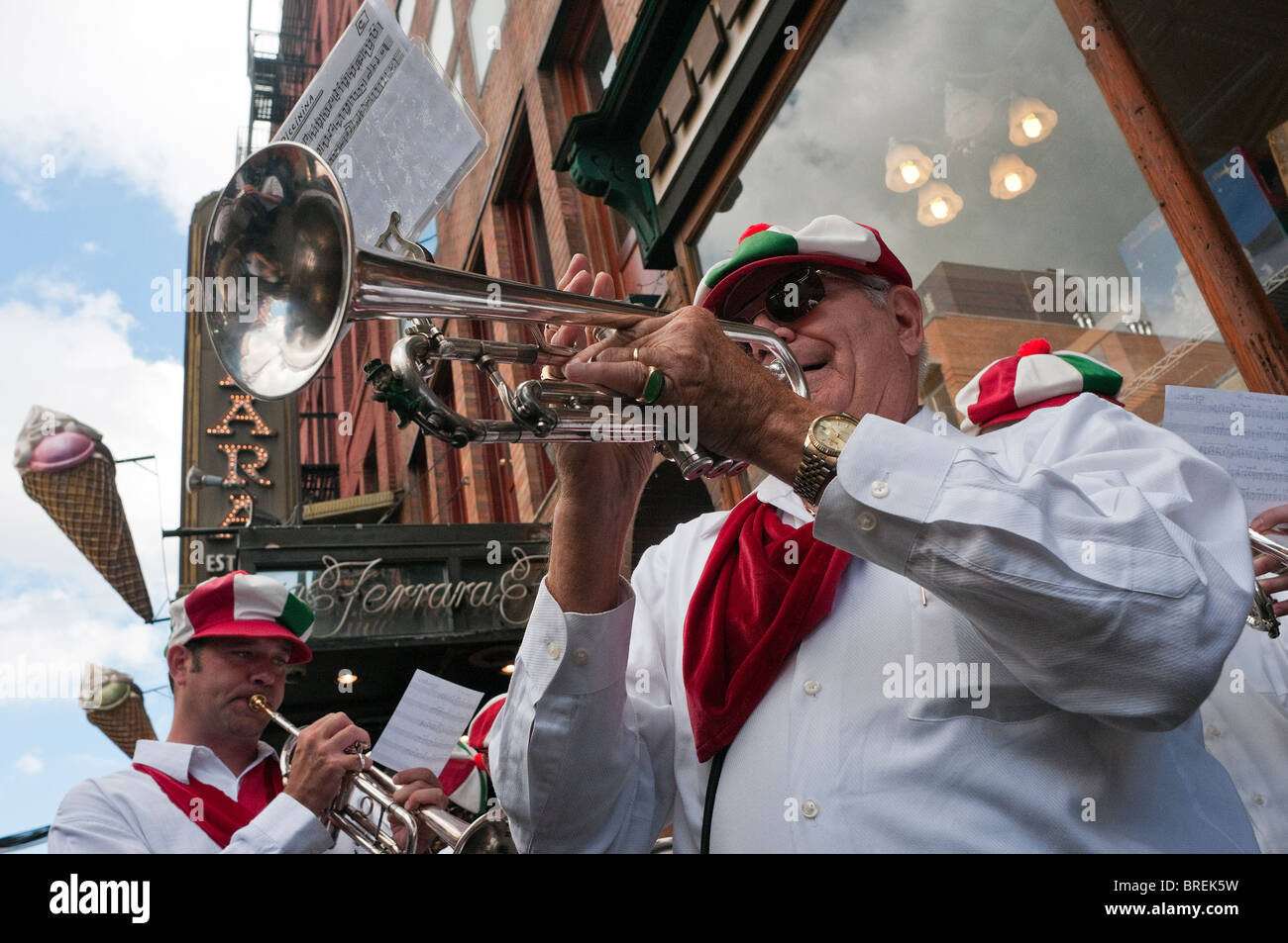 New York, NY - 18 de septiembre de 2010 Mike Rojo Festival Band tocando en Grand Street durante el San Gennero italiano Fiesta. Foto de stock
