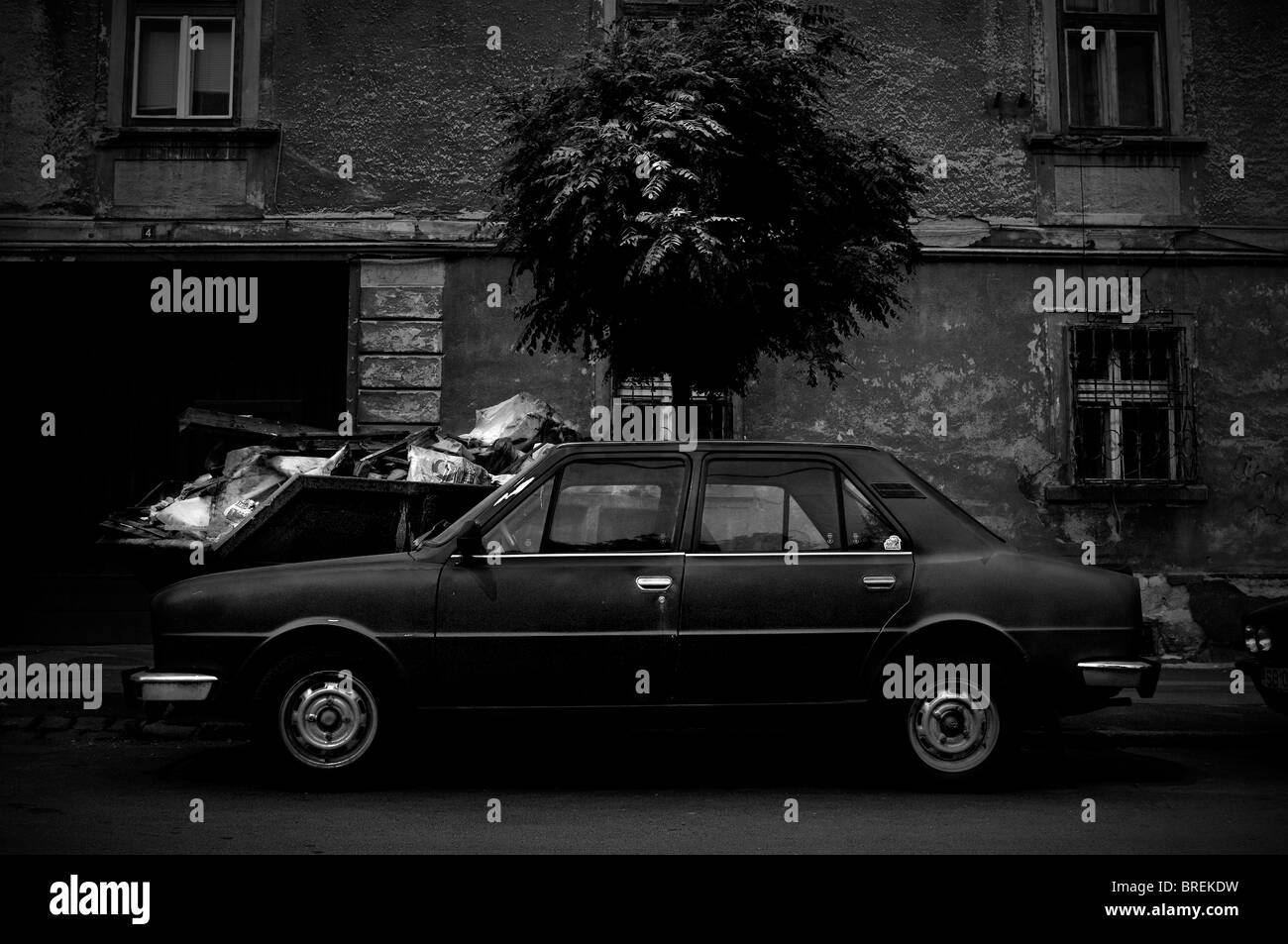Rumania. Sibiu. Vintage coche cerca de papelera Foto de stock
