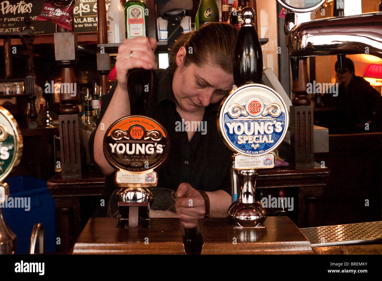El cordero de un pub tradicional en el centro de Londres dirigidos por jóvenes de Gran Bretaña conocida cervecería real ale Foto de stock