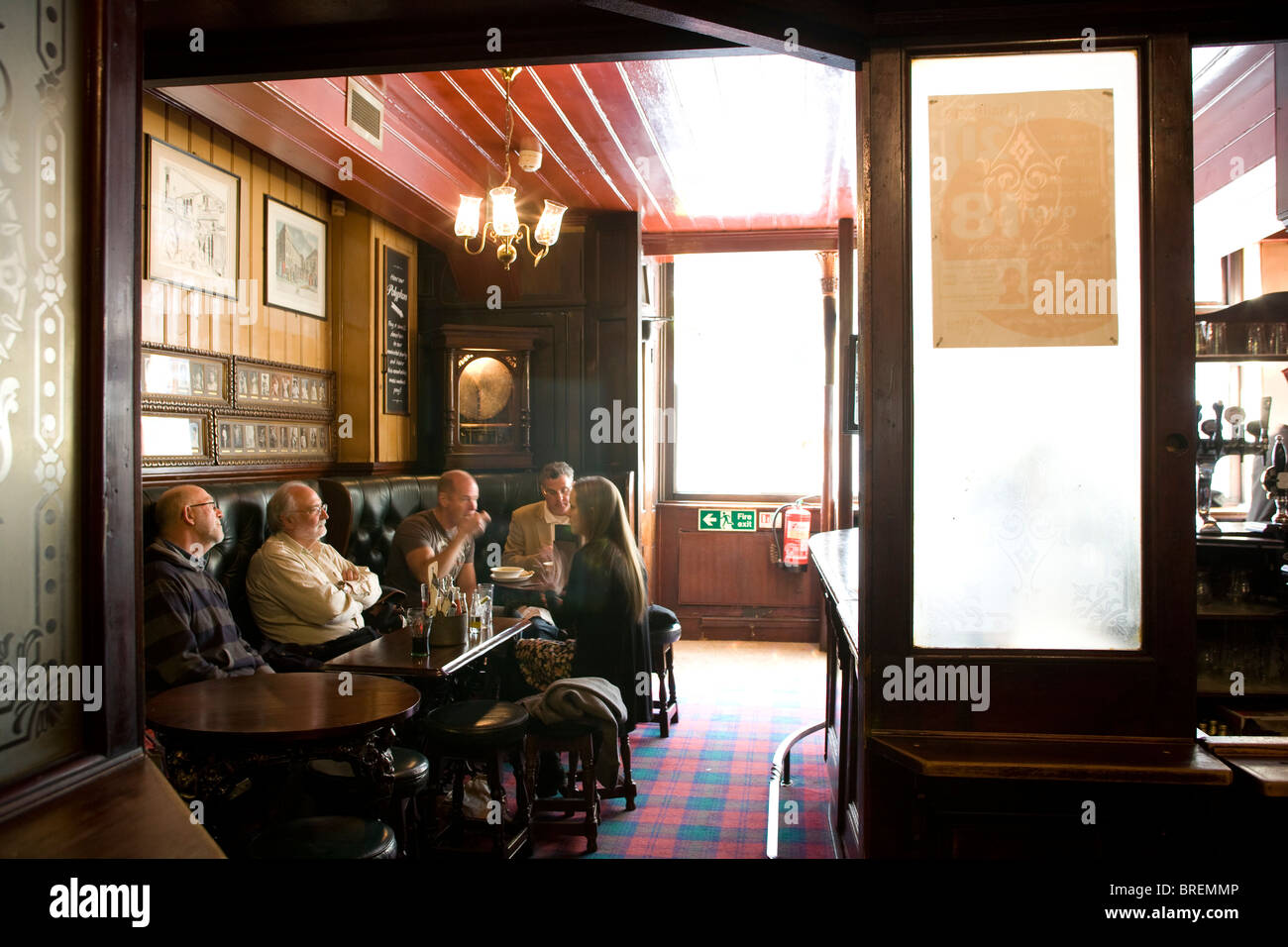 El cordero de un pub tradicional en el centro de Londres dirigidos por jóvenes de Gran Bretaña conocida cervecería real ale Foto de stock