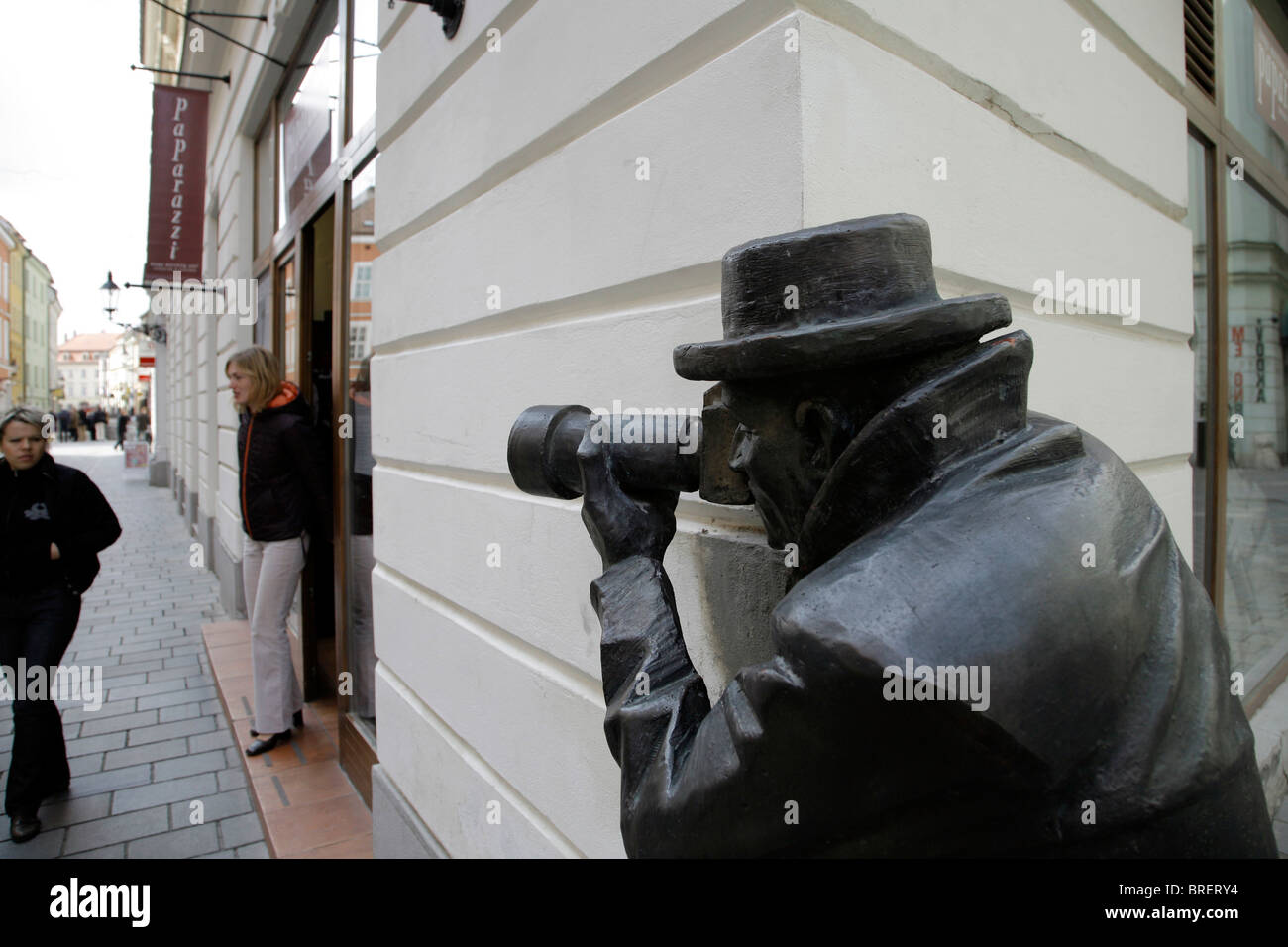 Estatua de un fotógrafo paparazzi, centro histórico de Bratislava, en Eslovaquia, Europa Foto de stock