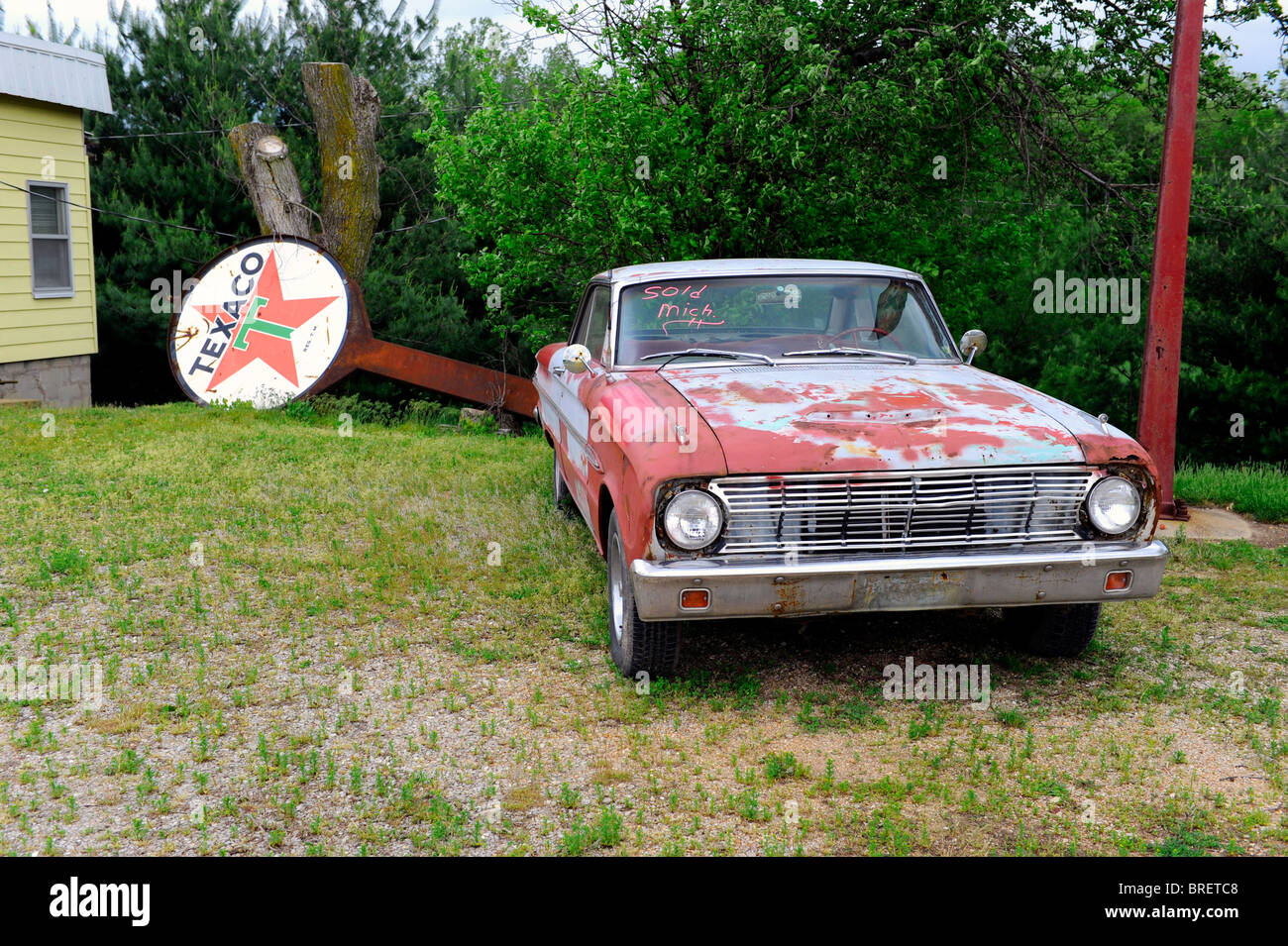 Autos antiguos y signos de gas en Nostalgia Gift Shop Rolla Missouri a