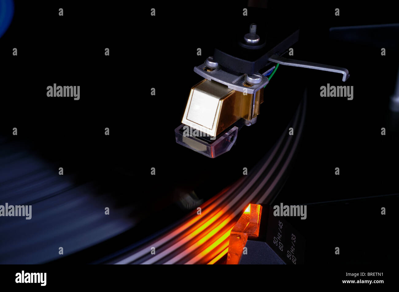 Tornamesa closeup mostrando el disco de vinilo y cartucho de luz strobo  recogedor Fotografía de stock - Alamy