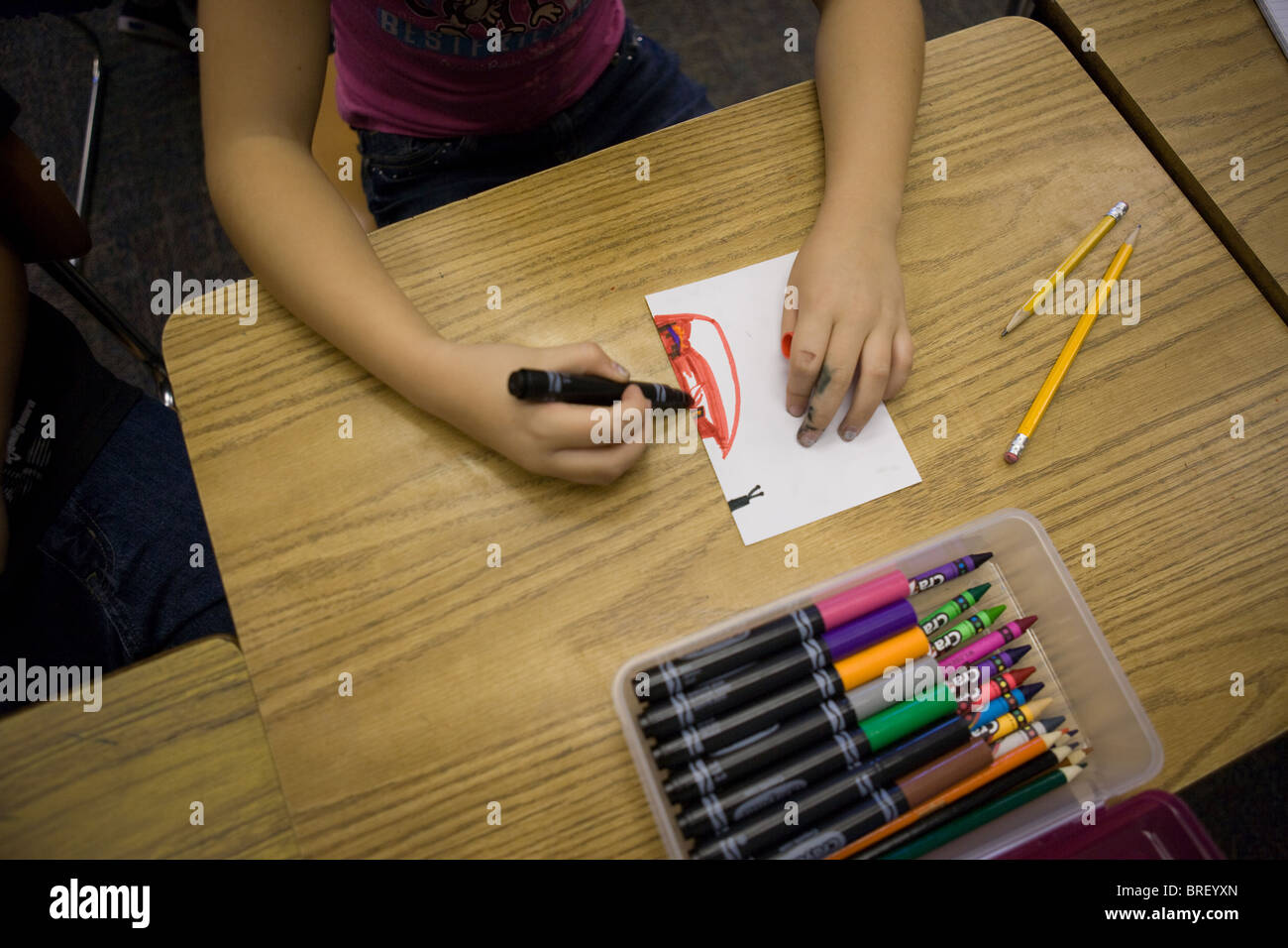 Dibujo de un niño fotografías con marcadores mágicos en un escritorio Foto de stock