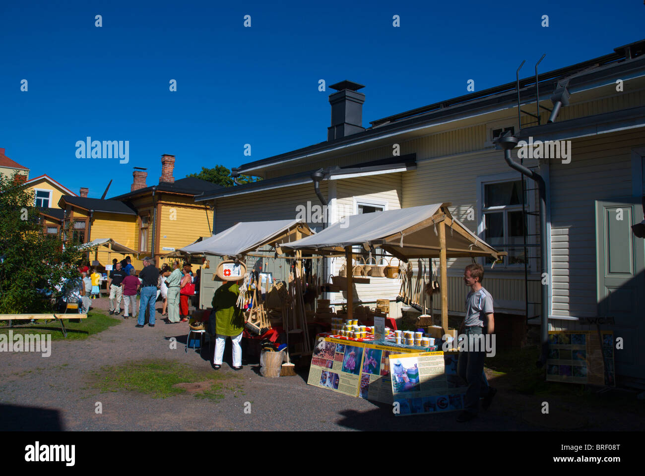 Souvenirs y puestos de comida en el edificio Toivo cultural Heritage Museum complejo en el centro de barrio Viidesosa Pori Finlandia Foto de stock