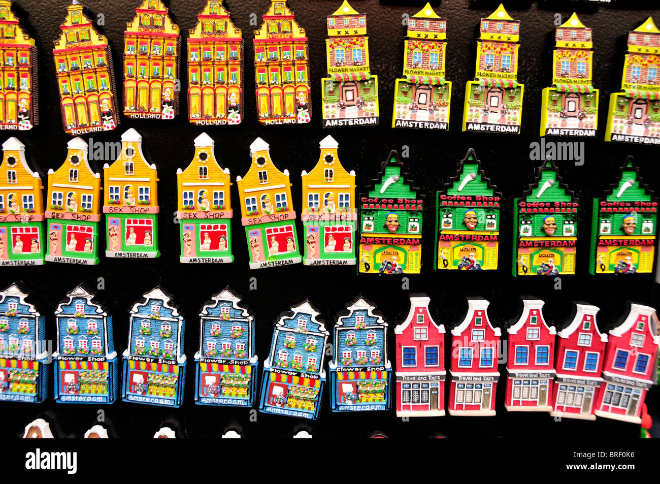 Imanes en una tienda de souvenirs en el centro histórico de la ciudad de  Amsterdam, Holanda, los Países Bajos, Europa Fotografía de stock - Alamy