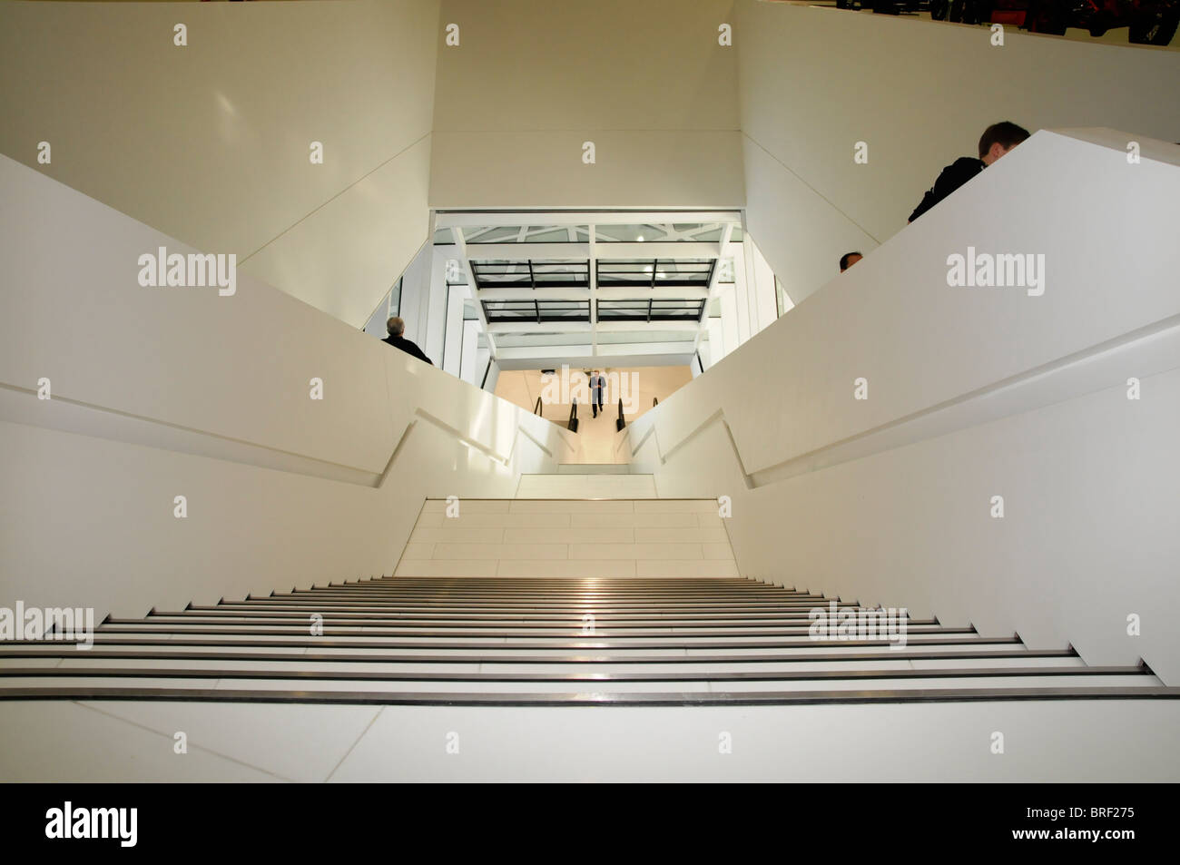 Escalera interior, el nuevo Museo Porsche, Stuttgart, Baden-Wurtemberg, Alemania, Europa Foto de stock