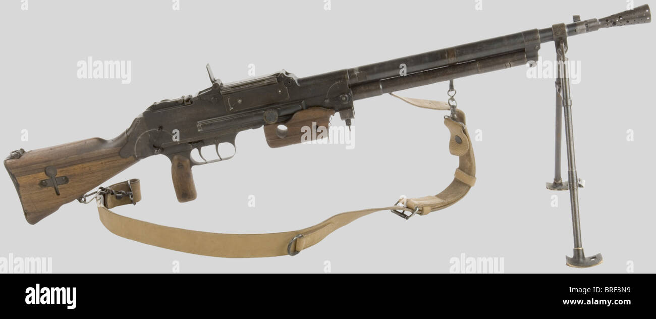 Armes à feu, FM tipo 24/29, calibre 7,5 x 54, no C26055, en très bel état  avec sa béquille, son trépied et sa bretelle. Véritable 'Référent' de  l'Armée Française depuis 1940, le