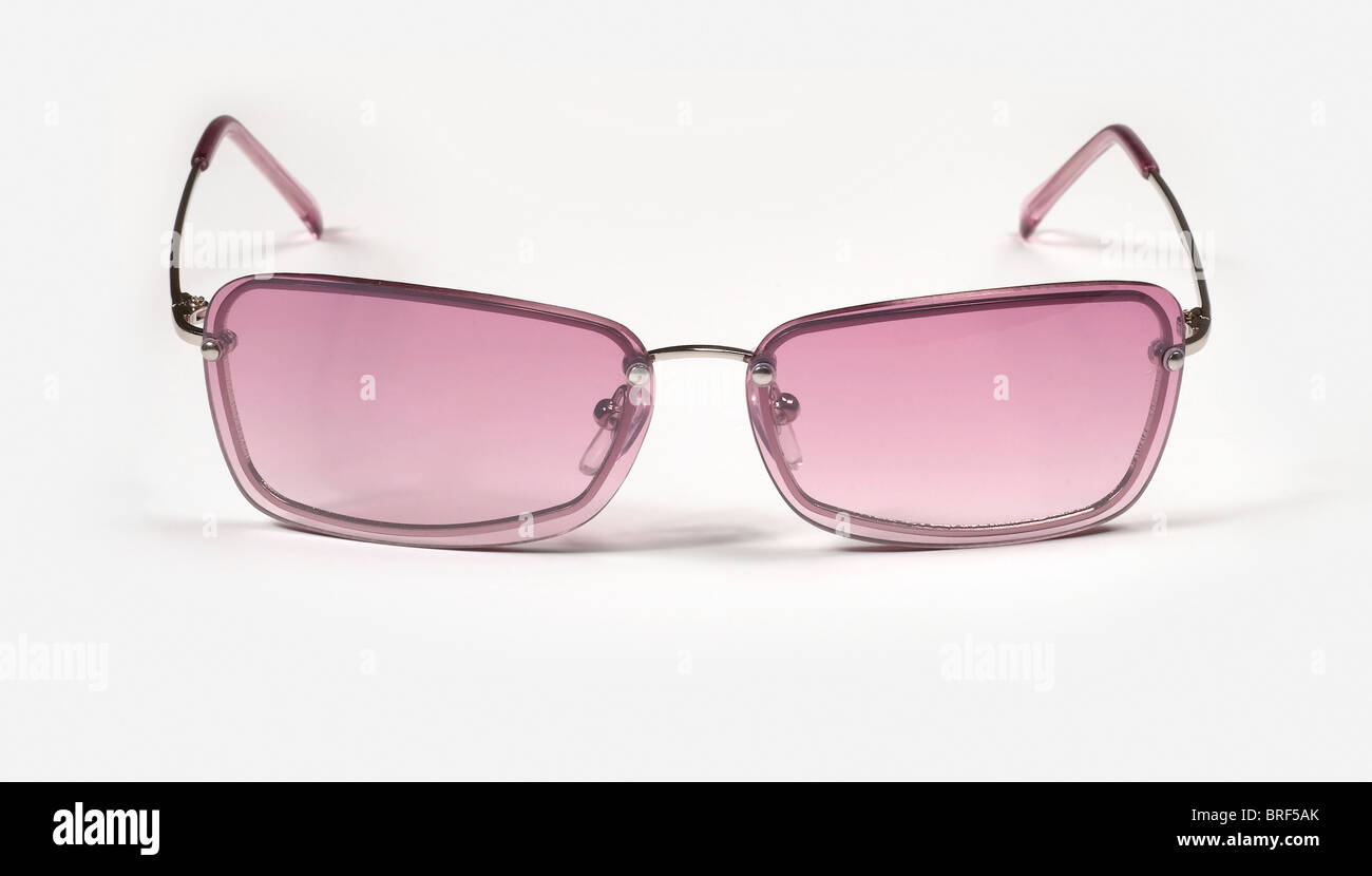 Par de rose tintado gafas de sol plaza, enmarcada en la superficie blanca Foto de stock