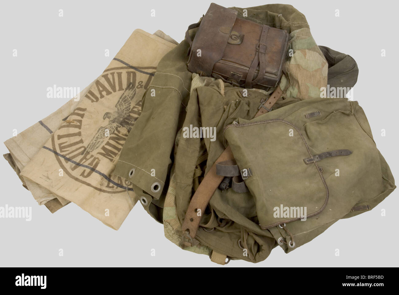 Wehrmacht, Douze sacs en dotation dans la Wehrmacht, comprenant notamment  un sac de farine en toile de jute avec aigle et 1939 réutilisé par une  société de la Jarrie après-guerre. Deux sacs