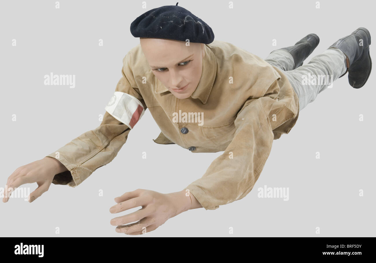 France 20ème Siècle, Servant de FM,membre de la Résistance, sur mannequin, comprar béret civil noir, veste beige, pantalon, mi-bottles allemandes, brassard FFI numéroté., , Foto de stock
