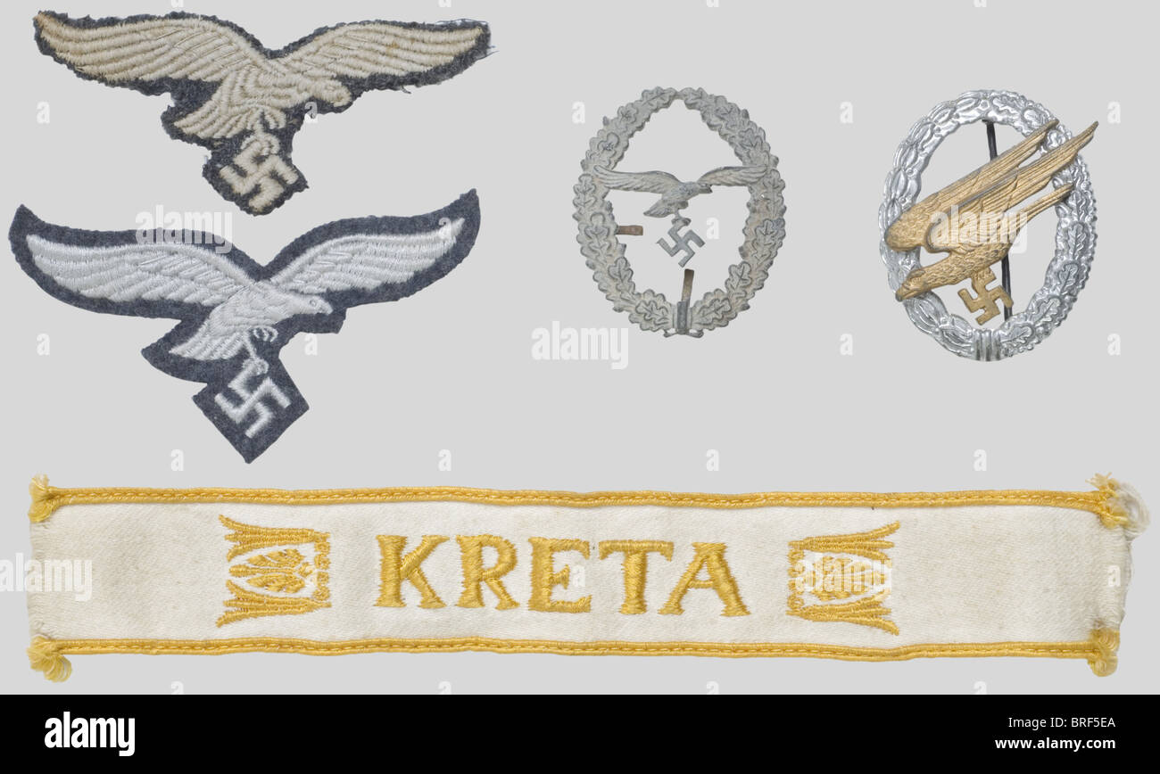 Luftwaffe, Ensemble de la Luftwaffe, comprenant une bande de bras 'Kreta',  modèle général raccourcie postérieurement, un brevet métallique de  paracaídas allemand, fabrication 'Assmann L/64', deux aigles de poitrine  troupe, un insigne métallique,