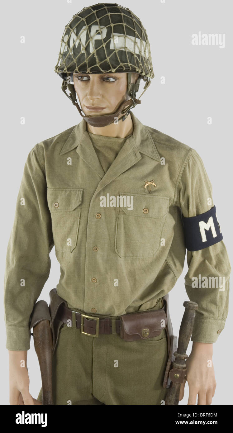 Etats Unis Deuxième Guerre Mondiale, Soldat de la Police Militaire, sur  mannequin, comprenant casque MP avec son filet de camuflage, mentonnière de  casque paracutiste, drapeau National US en toile à l'arrière du