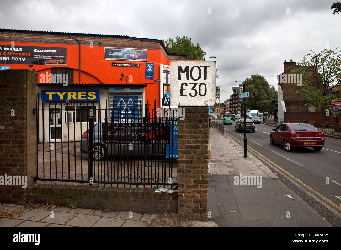 Garaje mostrando MOT firmar, Brentford, Londres Foto de stock