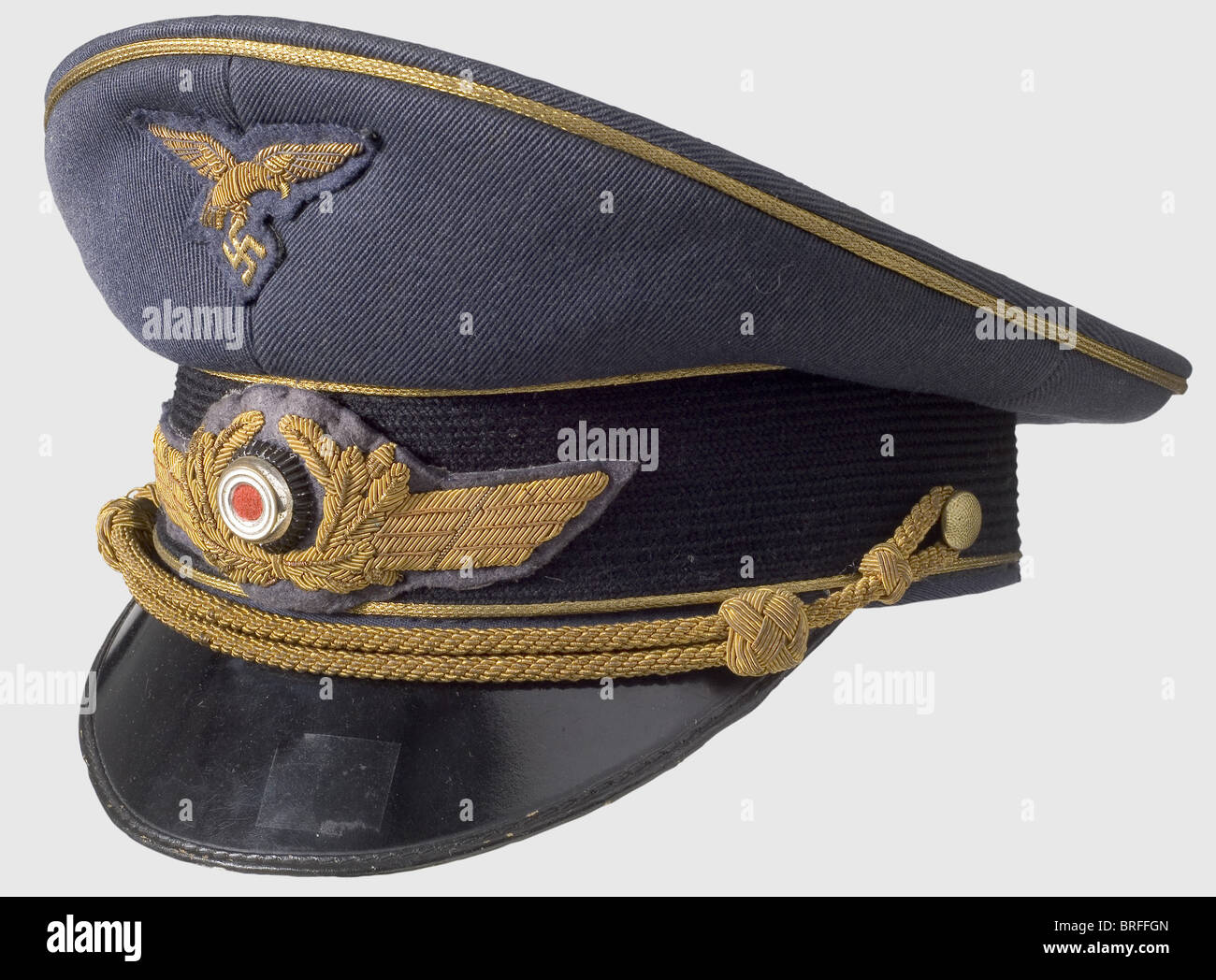 Una de visera para generales., gabardina azul de Luftwaffe con una banda de gorro de mohair negro, ribete dorado, cordón de gorra dorada e insignia bordada en oro. Forro de seda