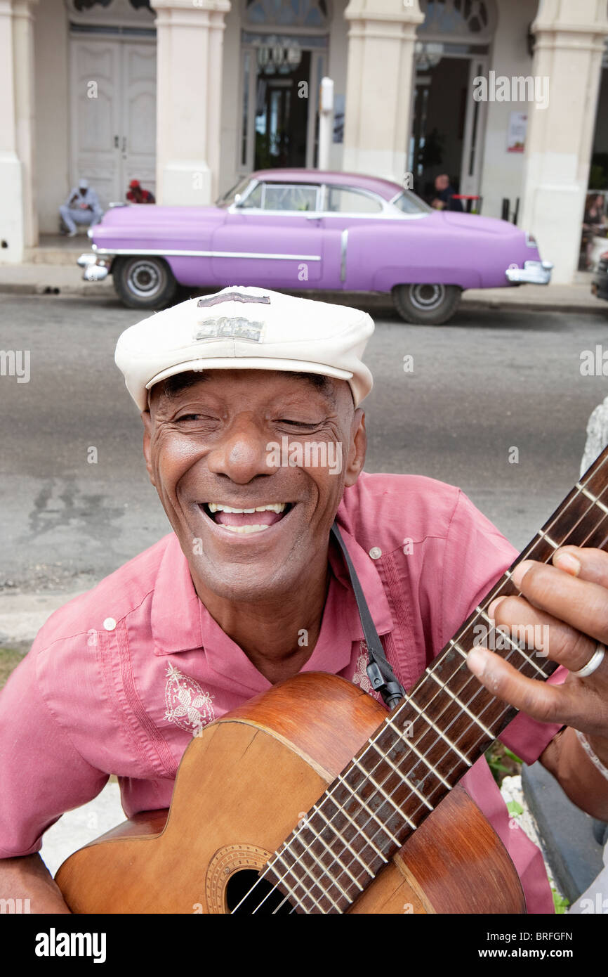 La Habana: Hombre con Guitarra Cubana Foto de stock
