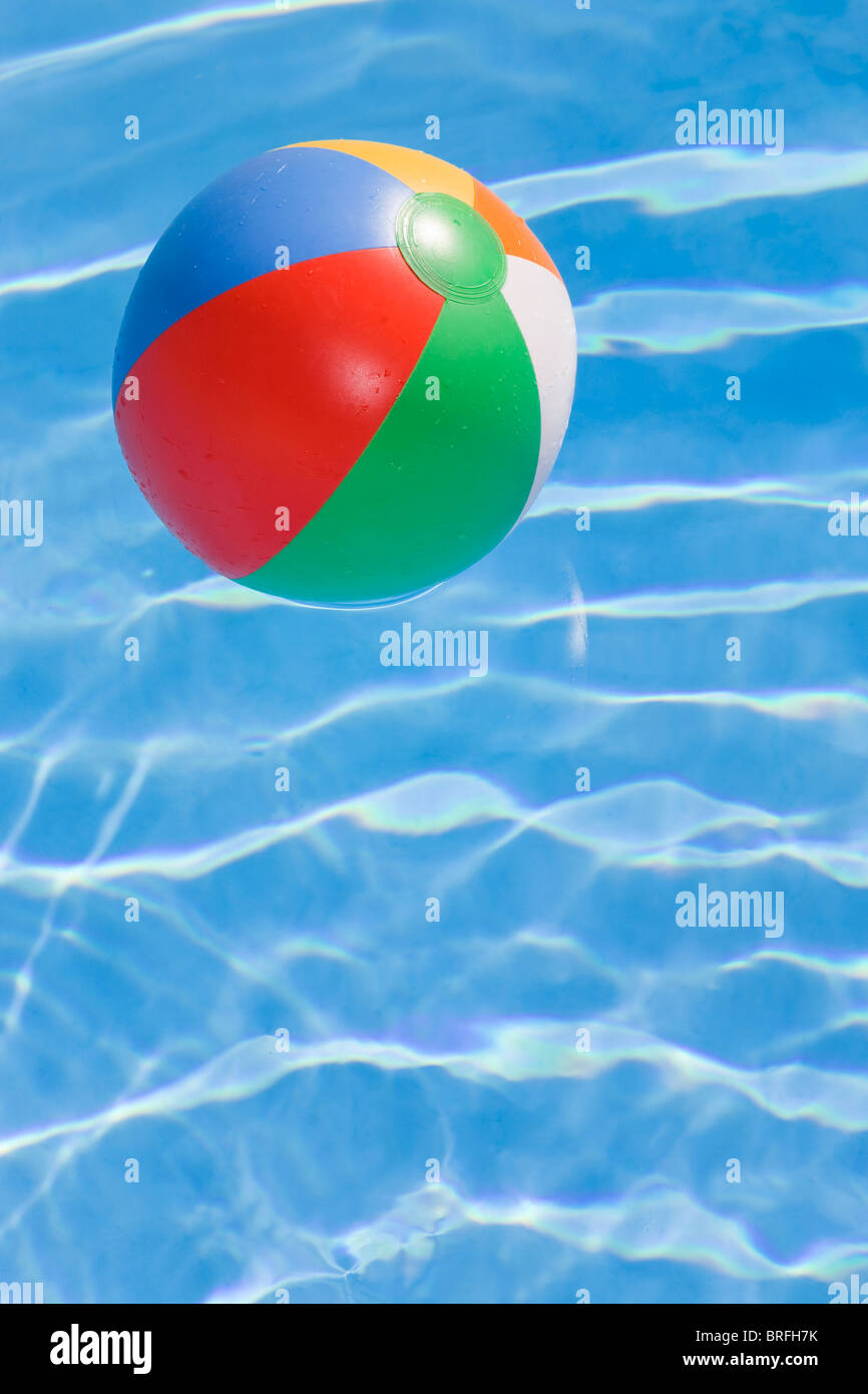Beachball en una piscina azul brillante Foto de stock