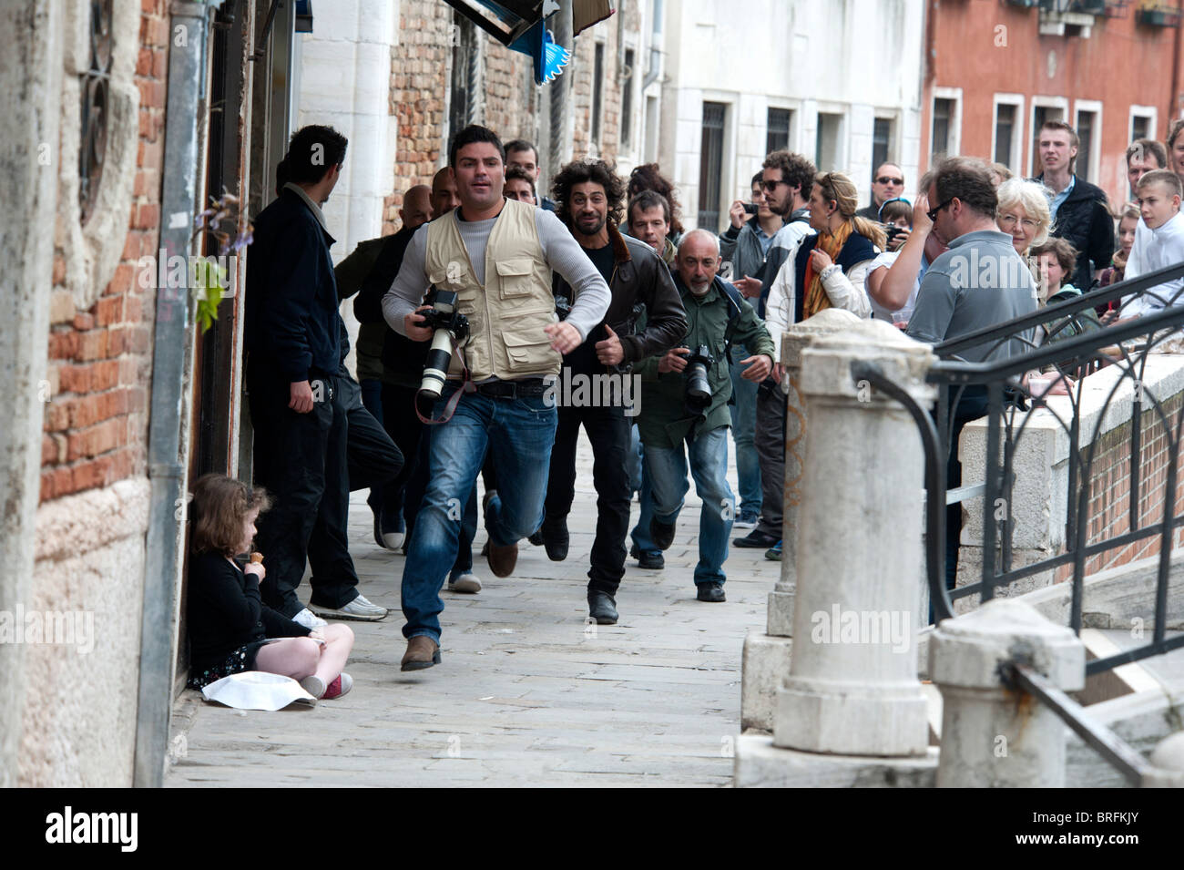 Filmación de cerveza Carlsberg anuncio con actores y equipo de filmación y Paparazzi en Venecia Italia Foto de stock