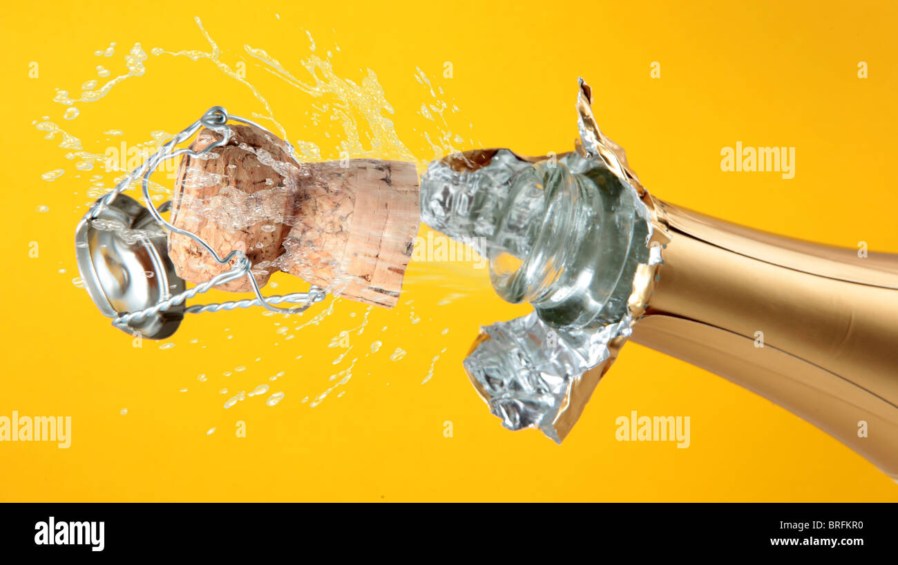 Botella de champán con disparos de fondo de corcho Foto de stock