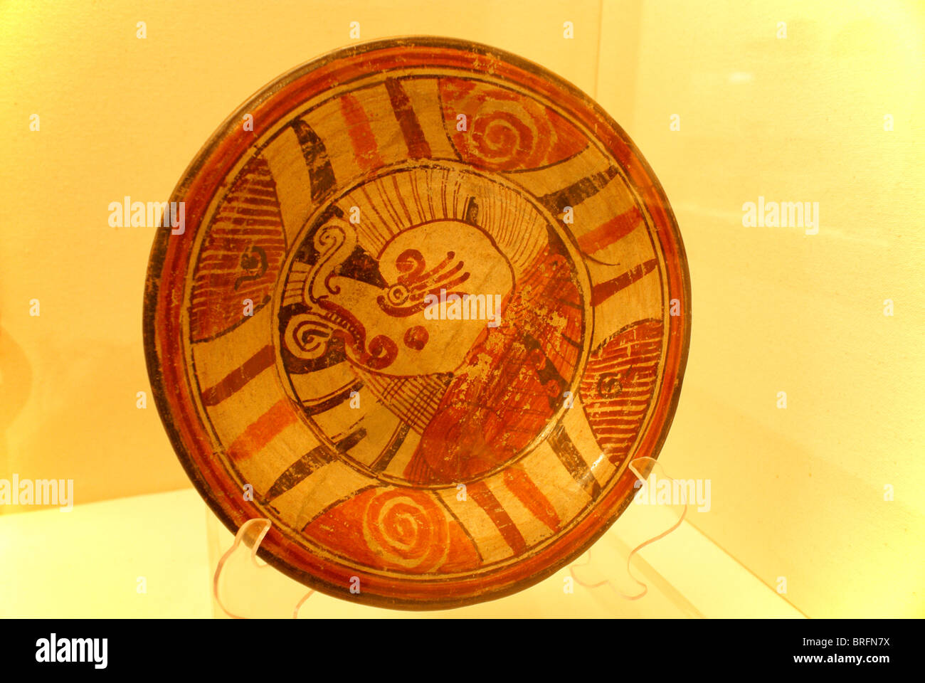 Placa cerámica prehispánica en el museo del sitio arqueológico de Cholula, Puebla, México. Foto de stock
