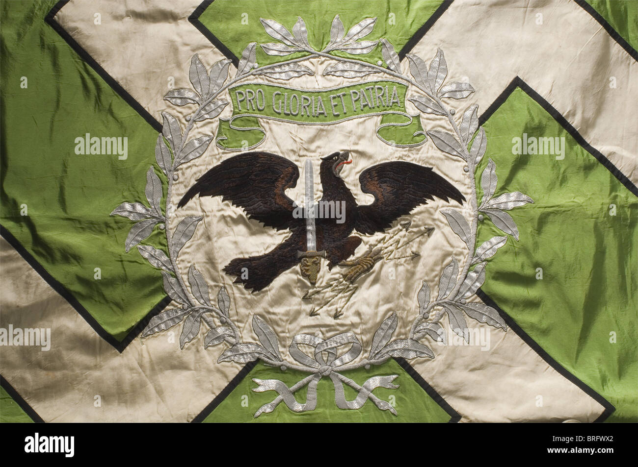 Una bandera de batallón, para el regimiento 'General Göring' seda verde  claro con flecos plateados en tres lados.hay una esvástica de seda blanca  en negro en ambos lados, con una corona de