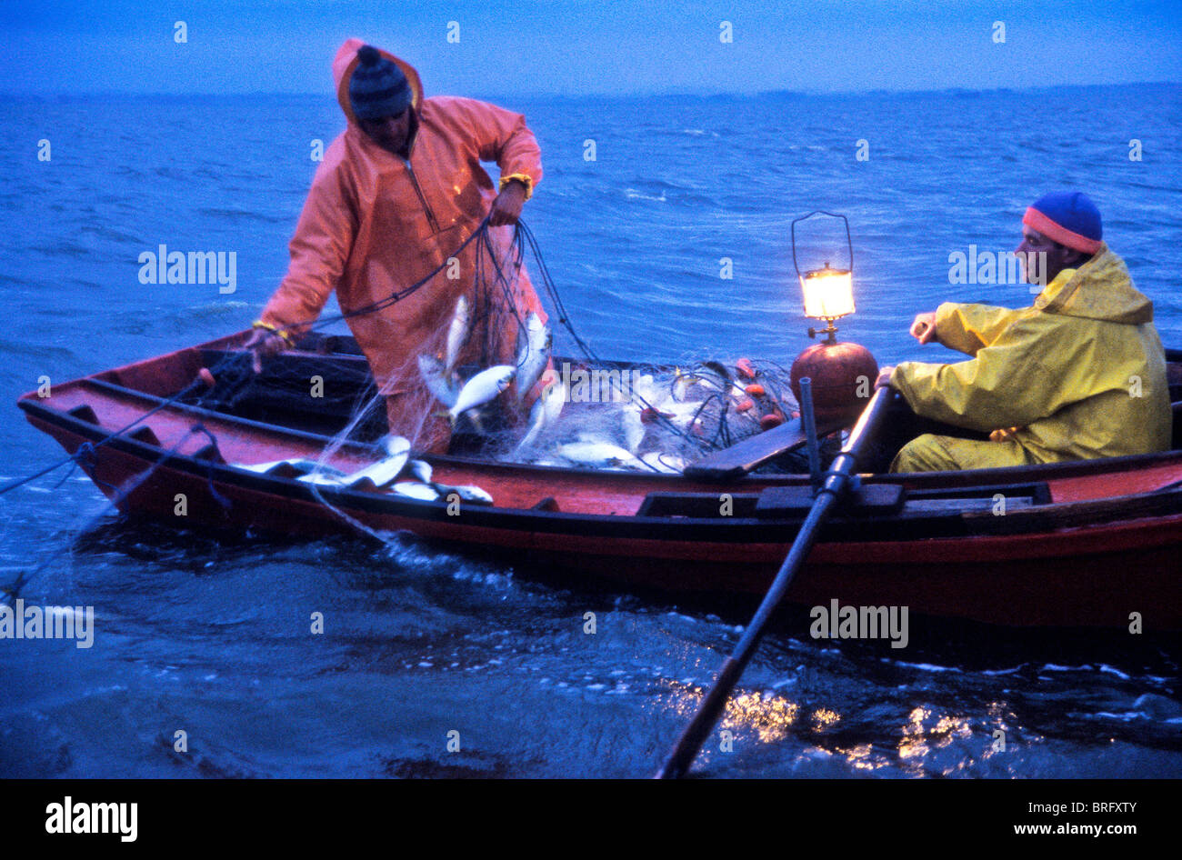 Los pescadores en el trabajo en días de descanso en el lago Rocha, Uruguay Foto de stock