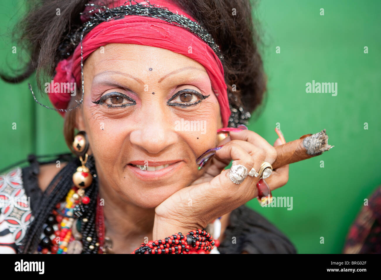 HABANA VIEJA: mature mujer cubana con cigarro Foto de stock