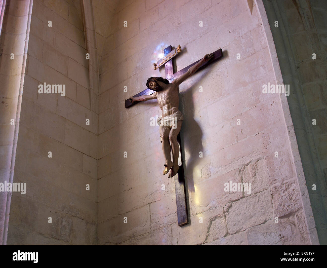 Jesús en la cruz, en la iglesia parroquial católica en St Martin de Re en la Ile de Re, Francia Foto de stock