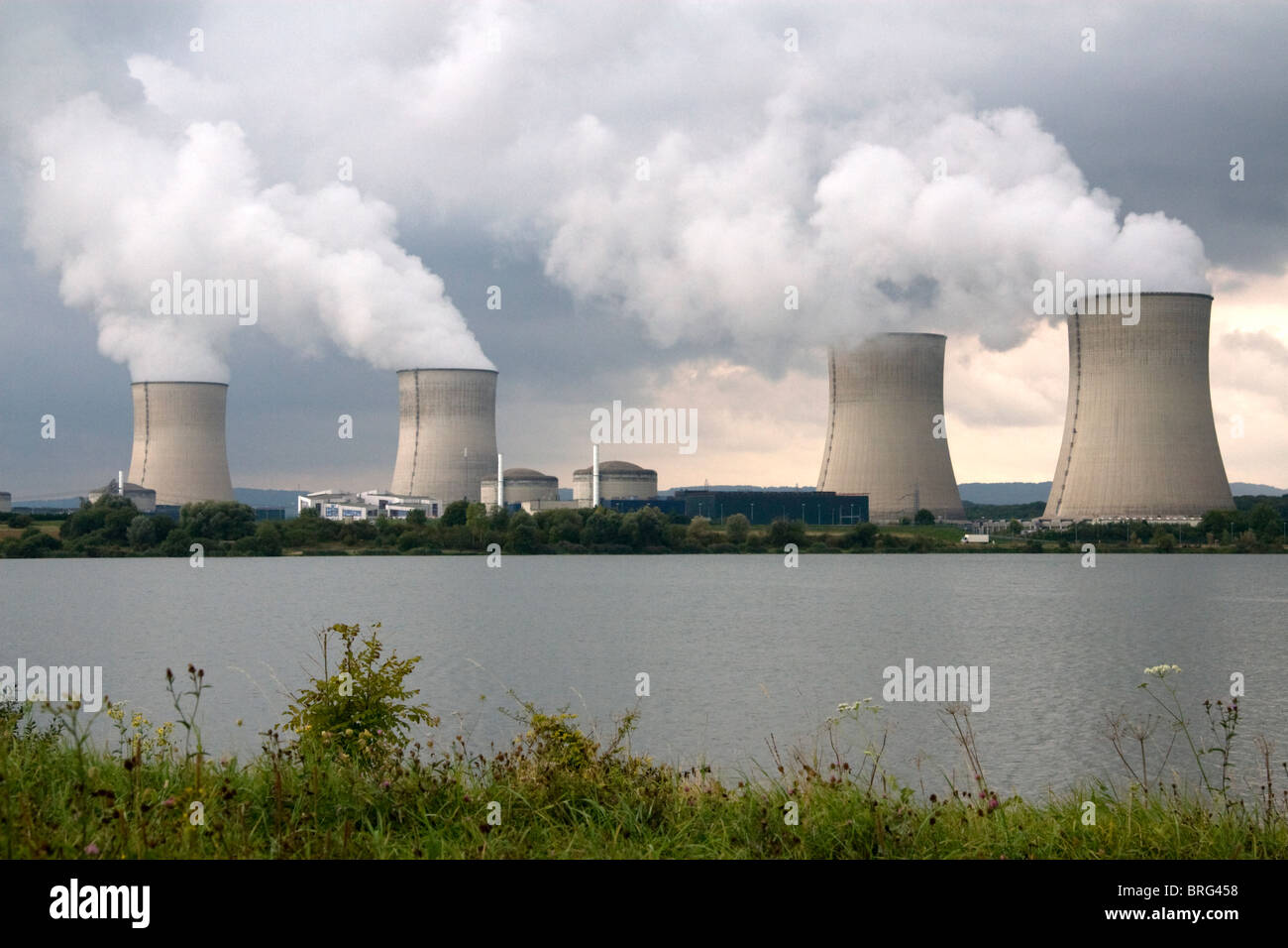 La planta de energía nuclear de Cattenom ubicado en la comuna de Cattenom a lo largo del río Mosela, en Francia. Foto de stock