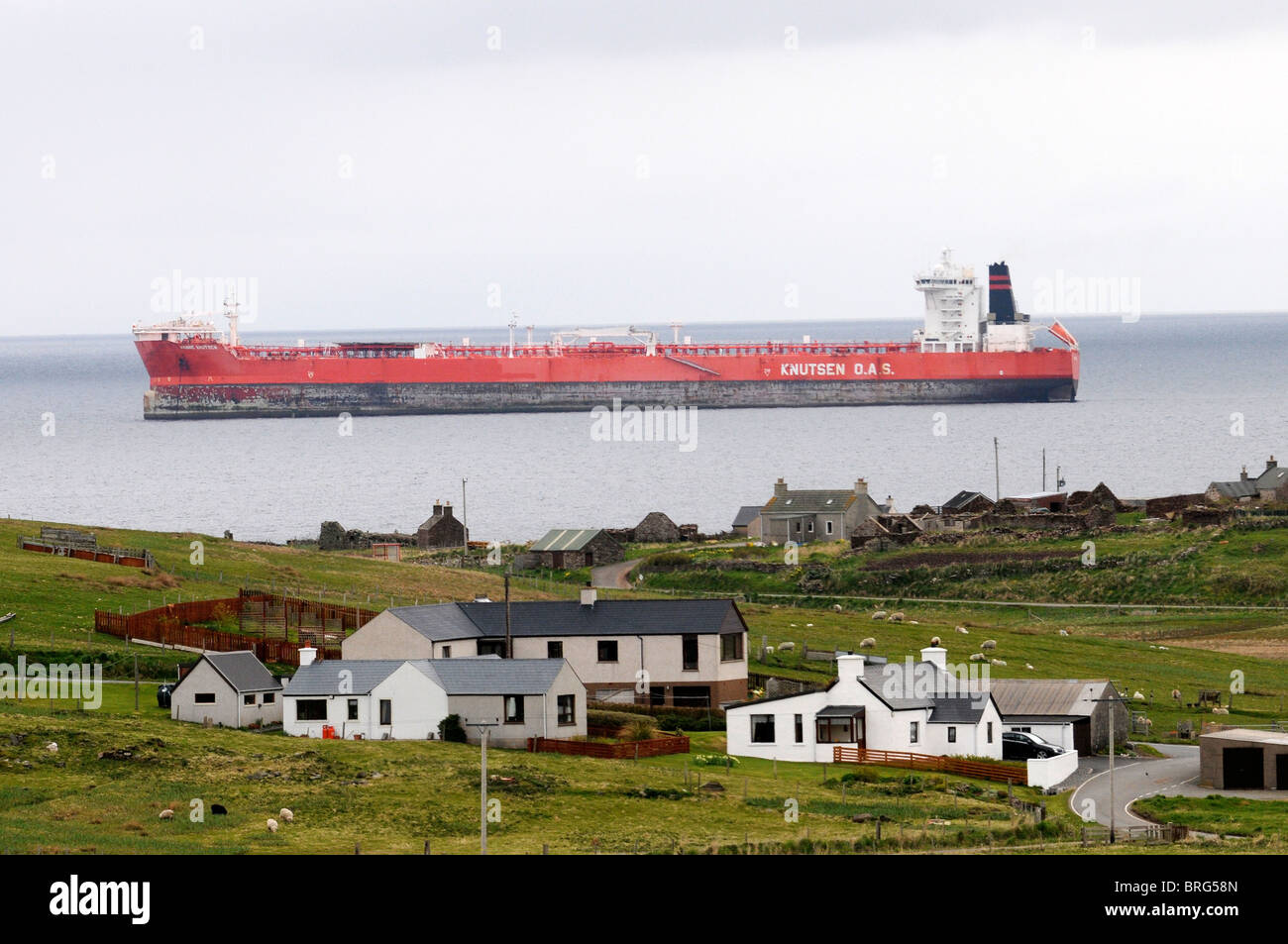 HanneKnutsen petrolero frente a Shetland Cunningsburgh Foto de stock