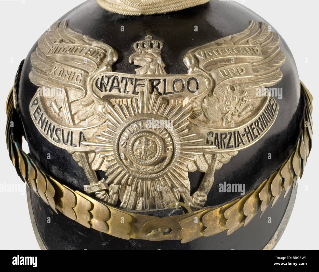 Un czapka para un sargento mayor, en el Regimiento Uhlan del Rey (1.  Hanoverian) no 13 cráneo con craquelura ligera, soportes de plata, placa  con el Waterloo scroll, y básculas de metal