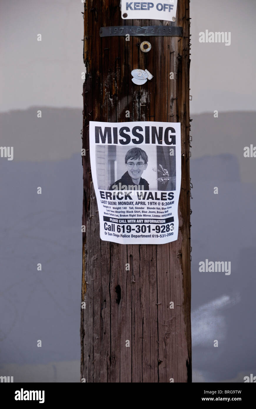 Persona desaparecida poster pegada a un poste del alumbrado público en la sección de Barrio Logan de San Diego, California Foto de stock