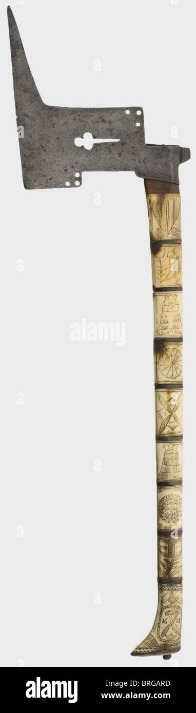 Un hacha de minero sajón, fechado 1683 hoja de hierro de obra abierta. Héve  de nogal completamente cubierto con hueso grabado y ennegrecido. La cabeza  de Cristo se muestra en la parte