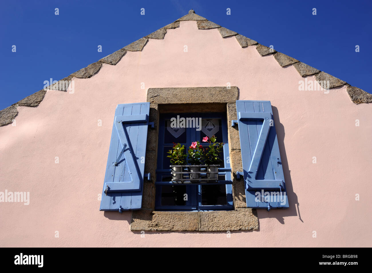 Francia, Bretaña (Bretagne), Morbihan, La Trinité sur Mer, casa bretona, cerrar ventana Foto de stock