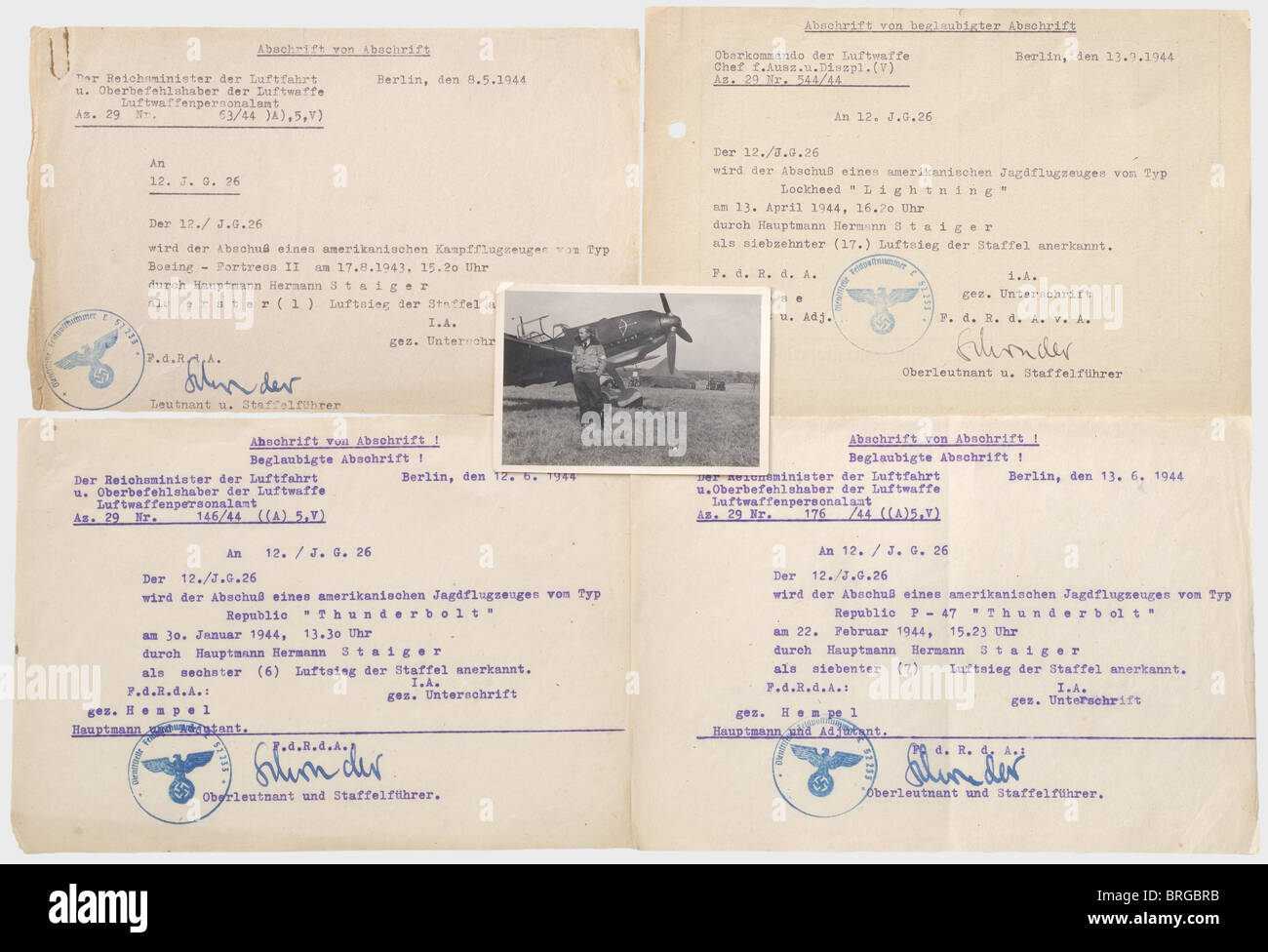 Major Hermann Staiger, documentos y fotografías Libro de actuación para pilotos de caza, publicado por 12./JG 26 'Schlageter' el 19 de septiembre de 1943. Comenzando con 26 carry-overs de Inglaterra y Rusia, las victorias aéreas 27 - 54 listadas con información como tipo de máquina, tiempo, localización y condiciones incluyendo diez victorias confirmadas (Thunderbolt, Lightning, Fortaleza II). Documentos de premio para la Medalla Conmemorativa del 1 de octubre de 1938 (fechado el 20 de octubre de 1939 con la firma de tinta von Massow) y para el Escuadrón para pilotos de combate en Oro con el colgante numerado '300' (fecha, Foto de stock