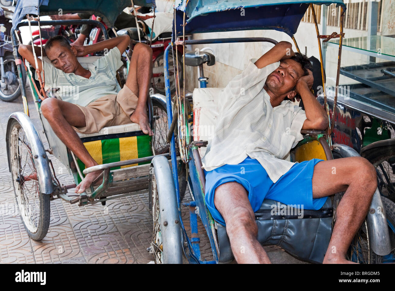 Taxistas en bicicleta, en Phnom Penh, Camboya Foto de stock