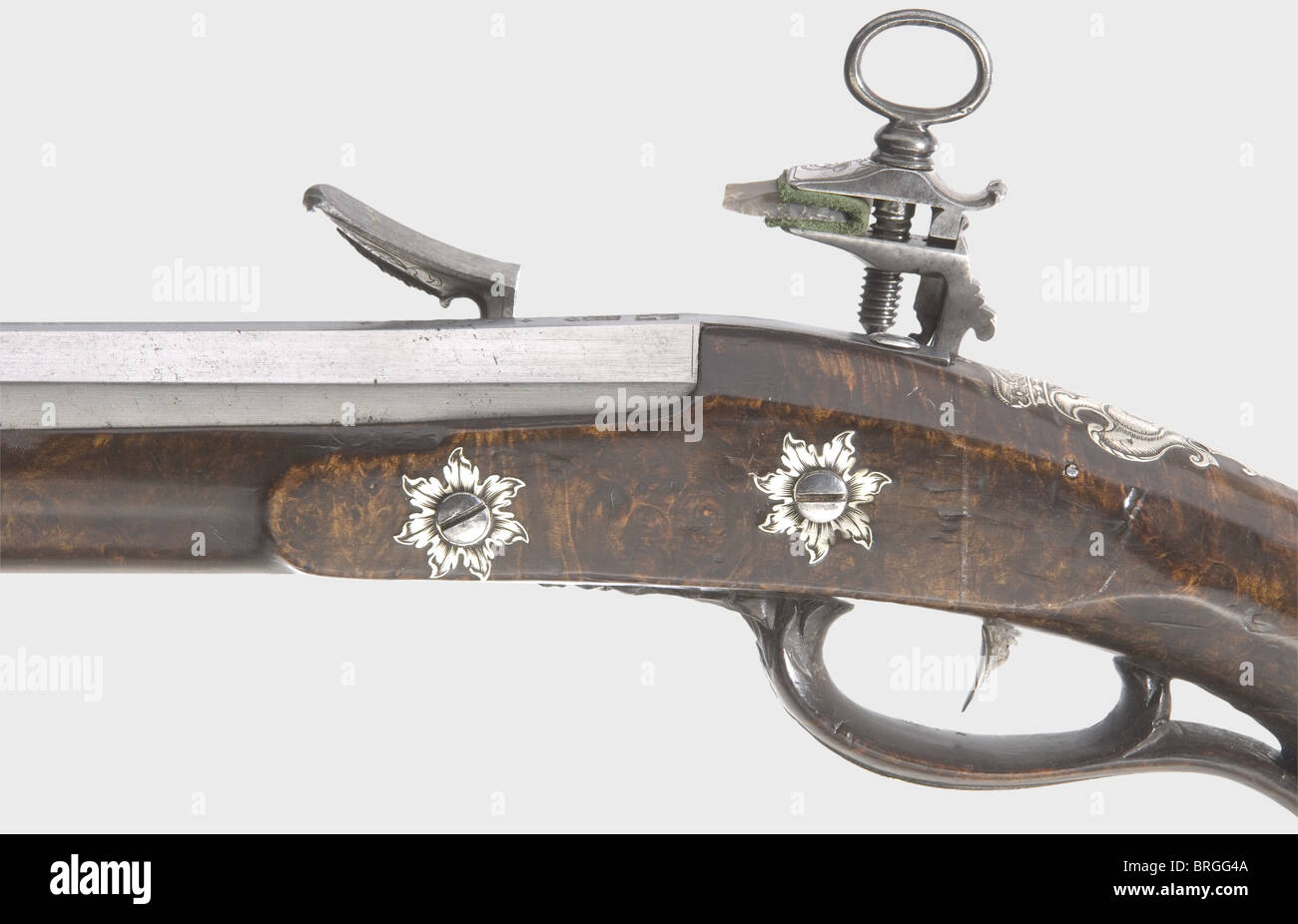 Una escopeta larga miquelet flintlock,Giacomo Luciani en Roma,circa  1700.barril de dos etapas,octogonal entonces redondo con un hocico  ligeramente inundado.taladro liso en calibre 16 mm.Vista frontal de  plata.siete estrellas y dos marcas estampadas