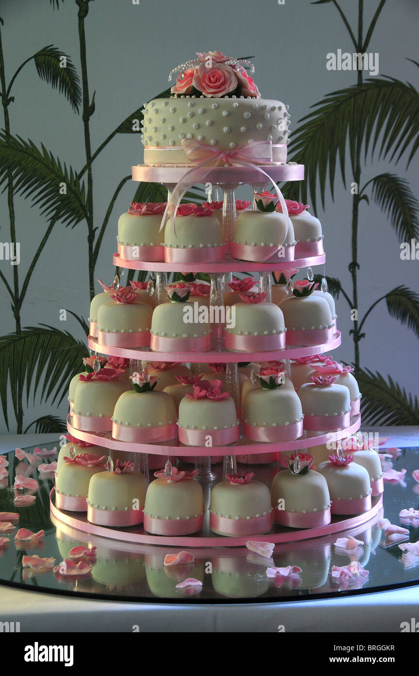 Cinco niveles de blanco y rosa pastel de boda compuesta con Cup Cakes. Dorset, UK 2009 Foto de stock