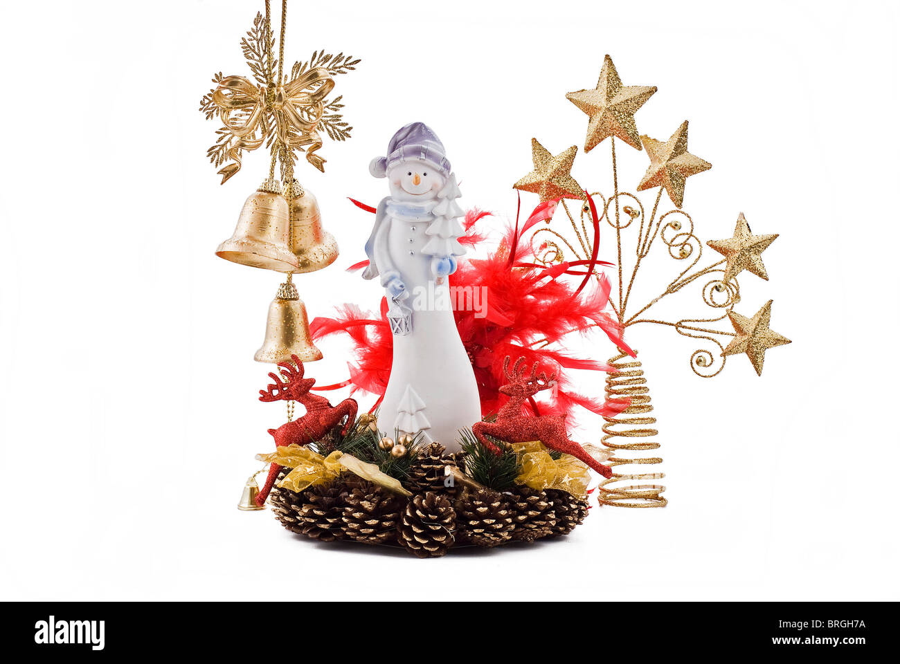 Decoración de Navidad de plumas doradas aislado sobre fondo blanco  Fotografía de stock - Alamy