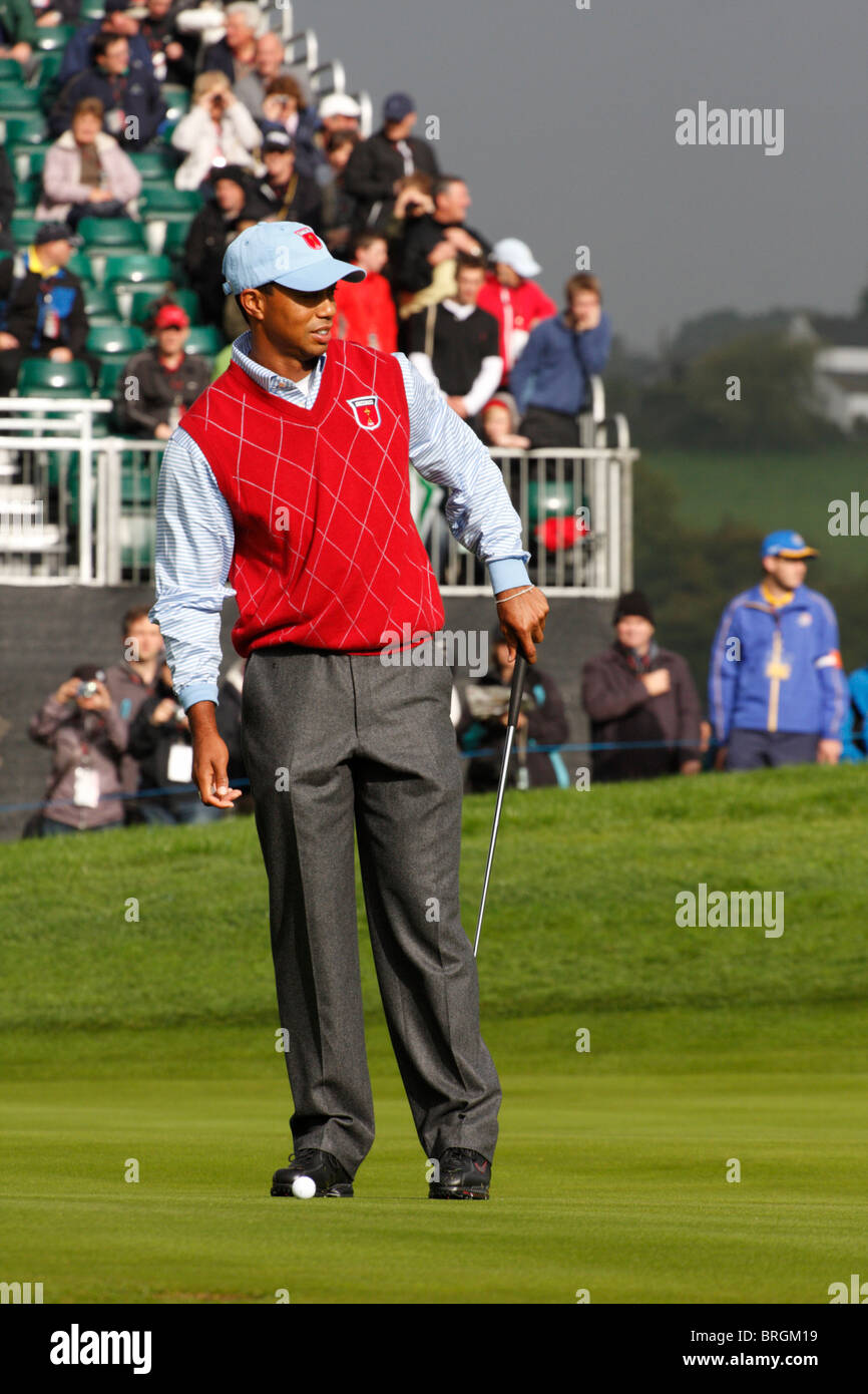 El golfista estadounidense Tiger Woods en la primera jornada práctica de la Ryder Cup de 2010, el Celtic Manor, Newport, Gales Foto de stock