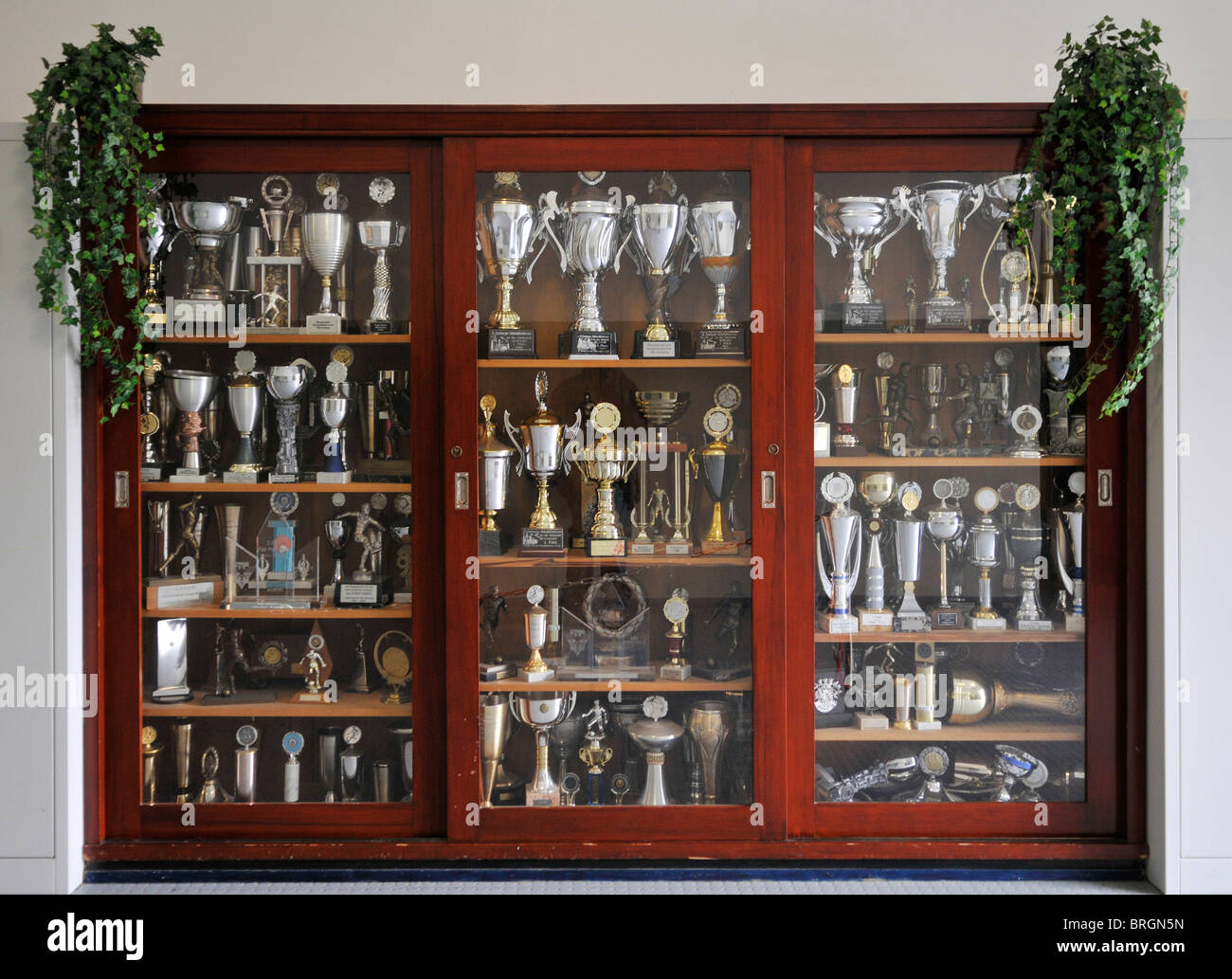 Armario lleno de trofeos de fútbol en casa del club de fútbol alemán Foto de stock
